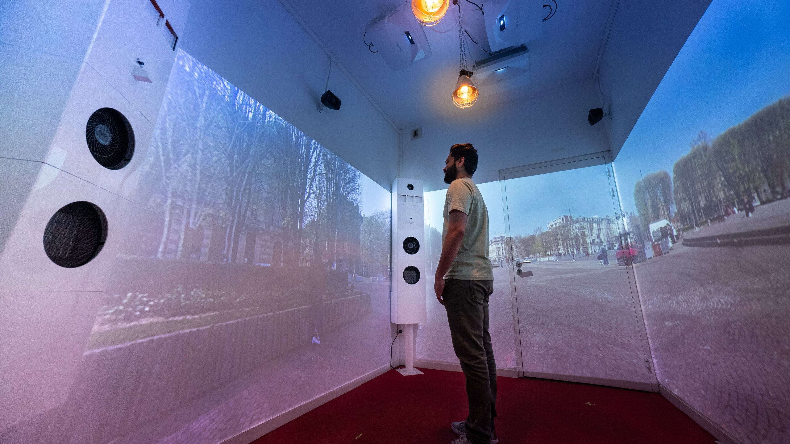 chercheur testant une expérience sensorielle dans une salle immersive