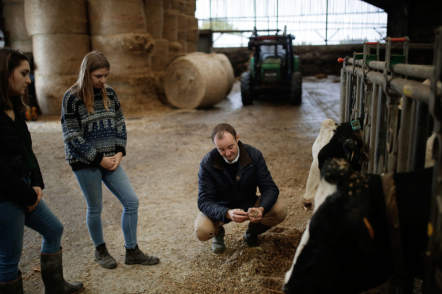 étudiants en formation dans une ferme