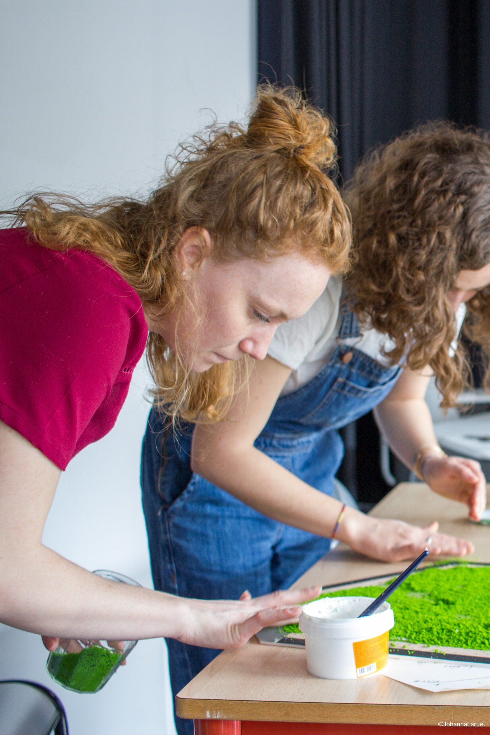 étudiantes concevant une maquette de ville du futur