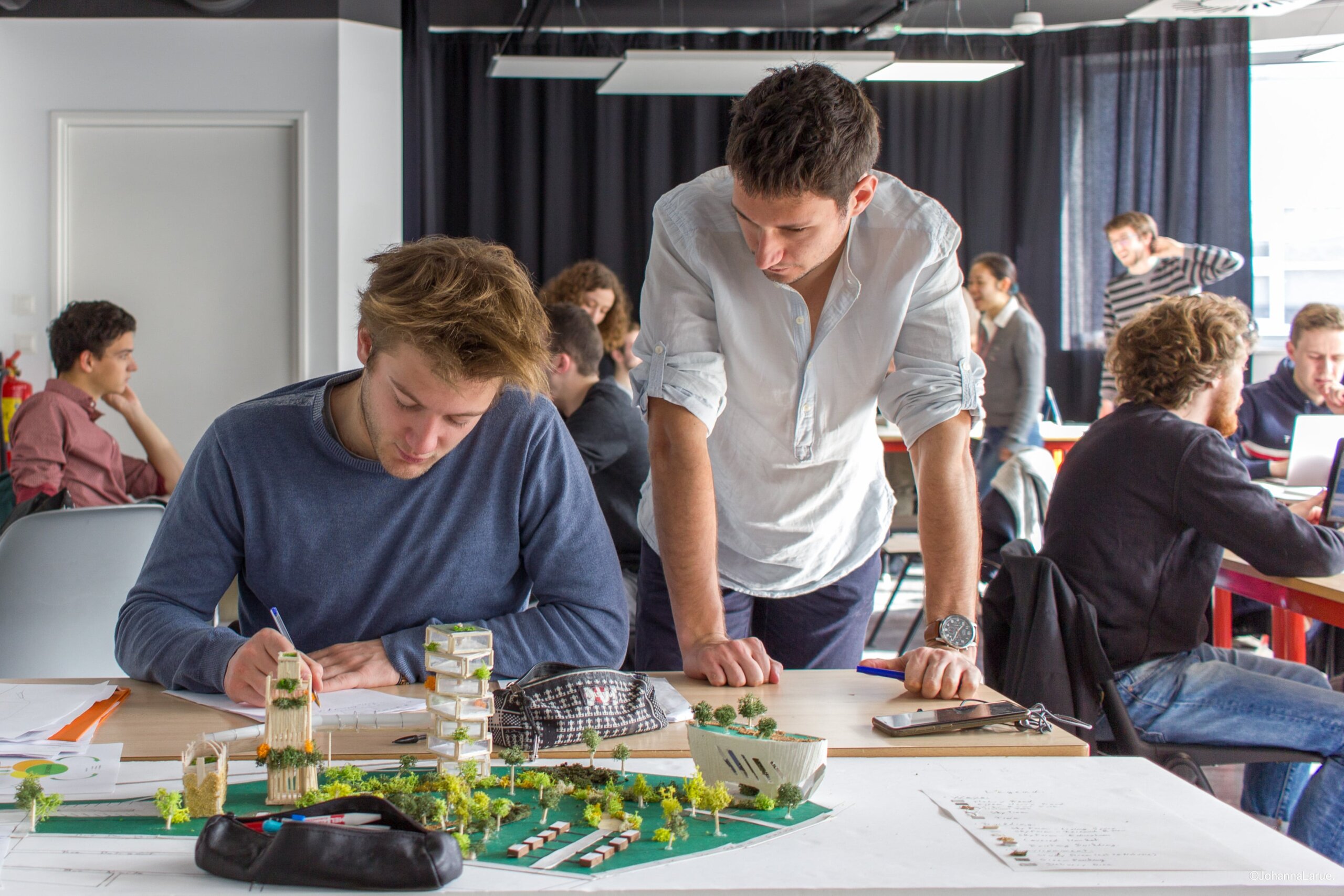 étudiants devant leur maquette de ville verte