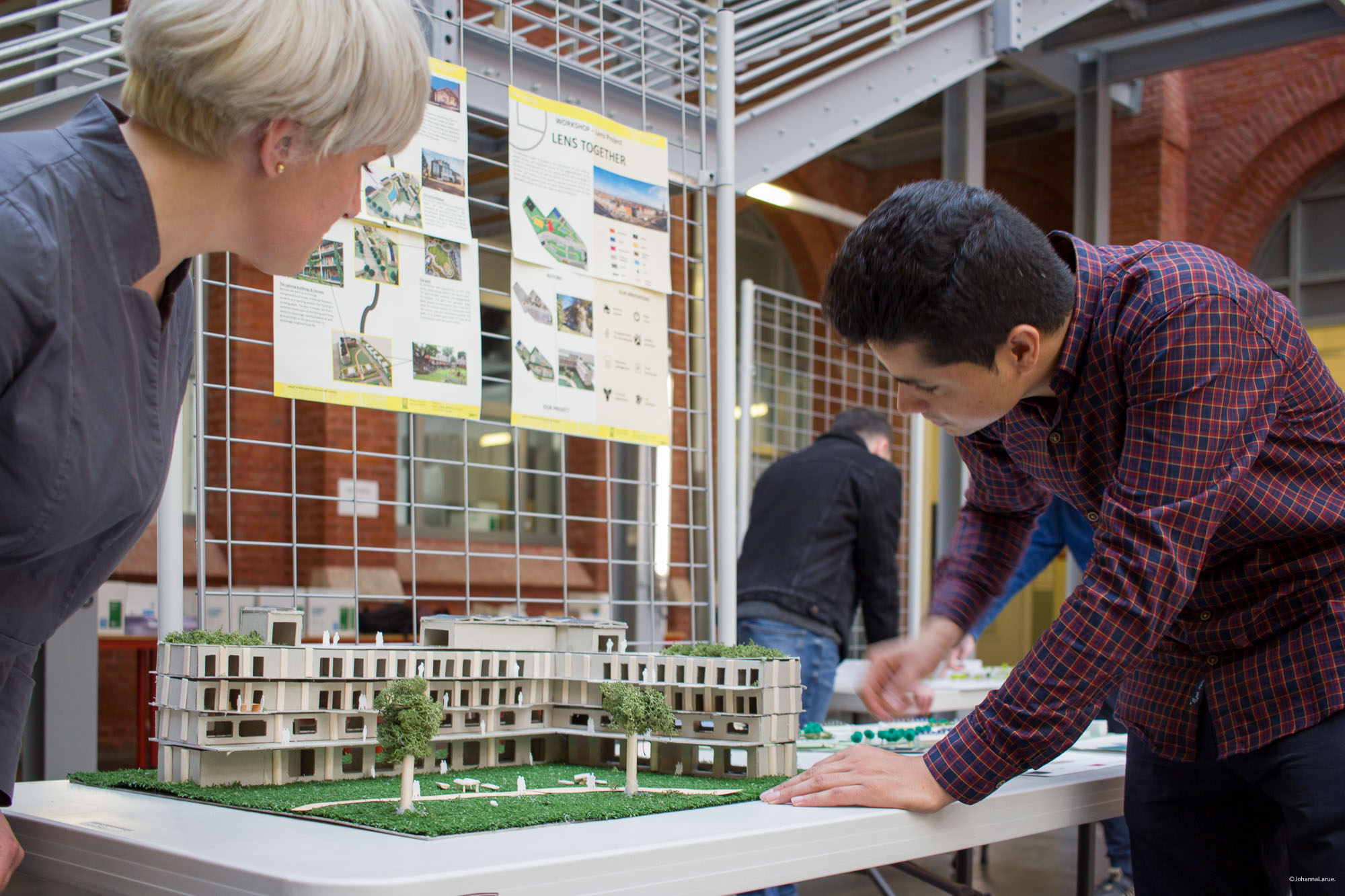 etudiants présentant une maquette de ville verte