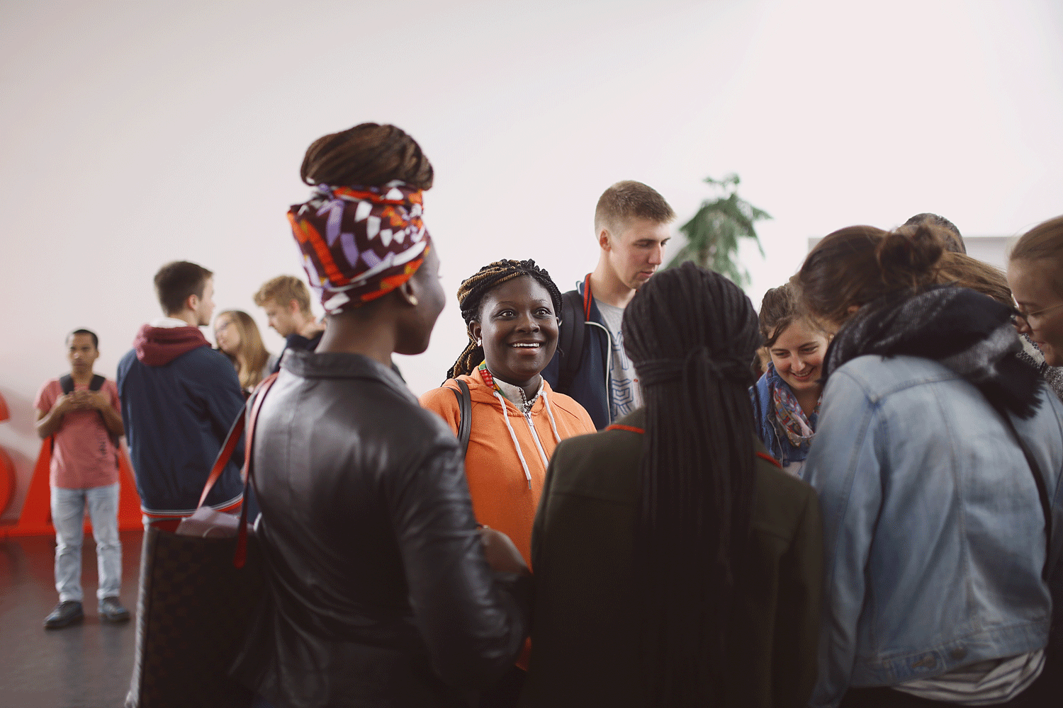 étudiants internationaux dans le hall de l'ISA