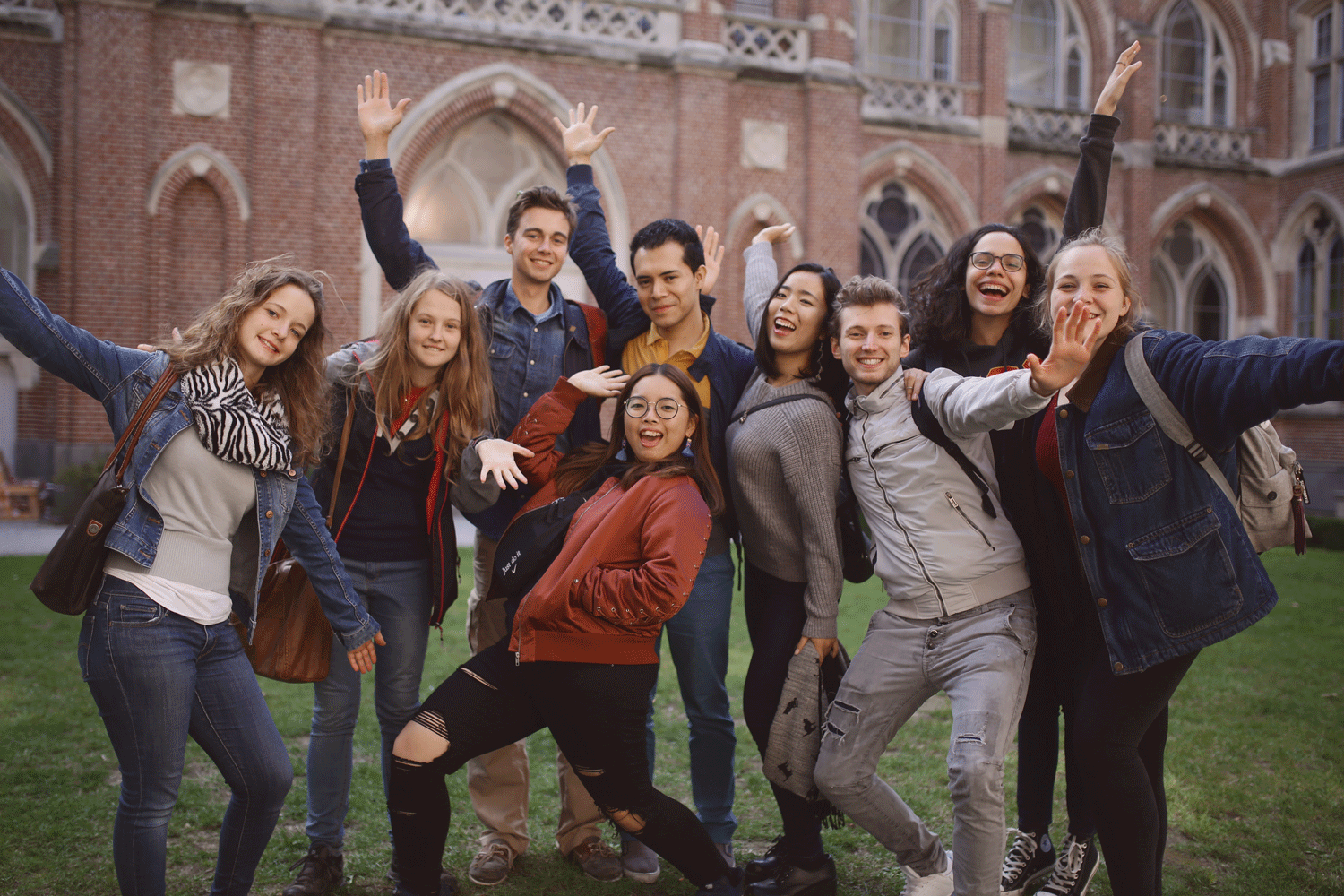 Des étudiants internationaux devant l'université catholique de Lille