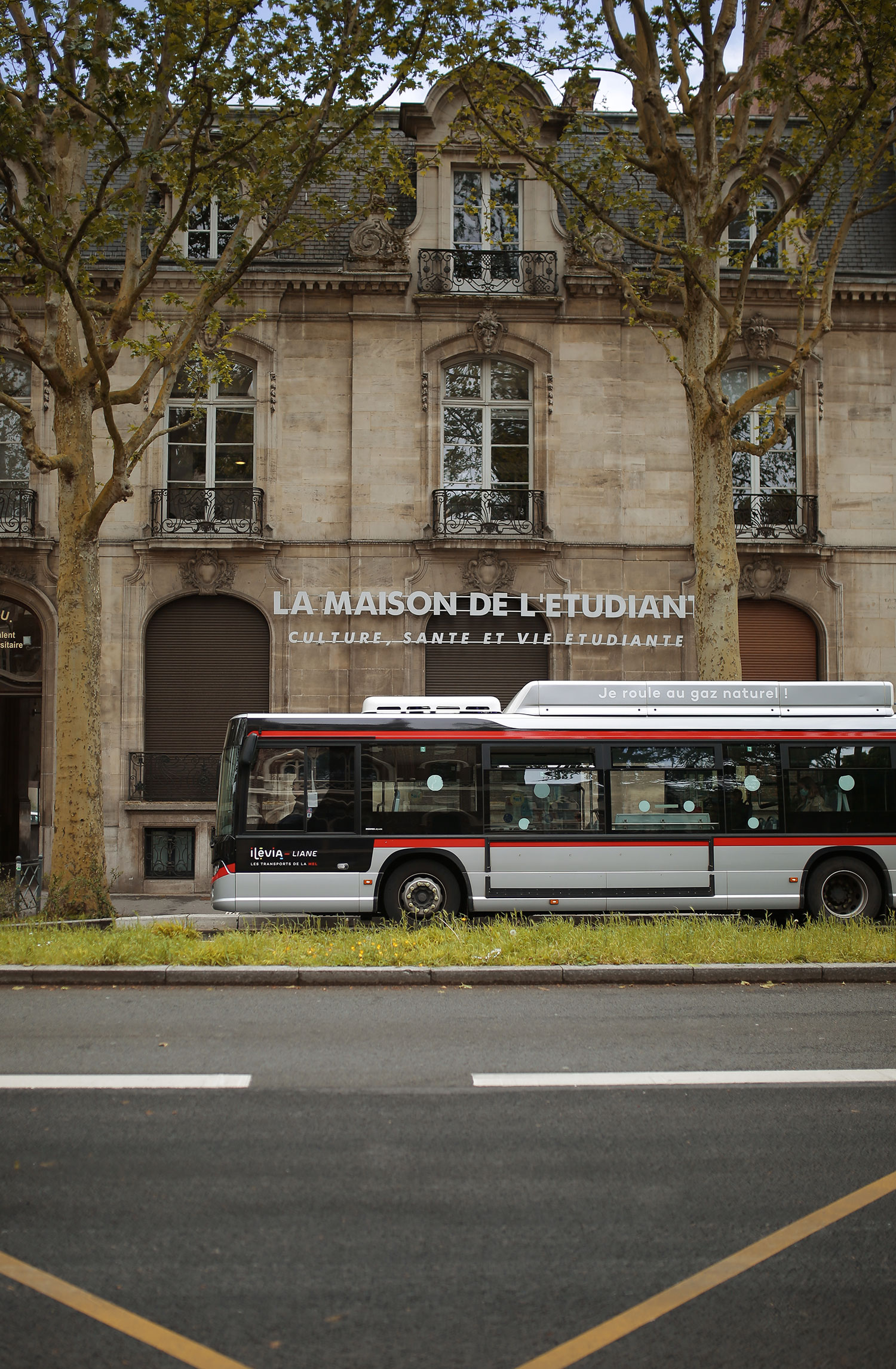 bus devant la maison de l'étudiant