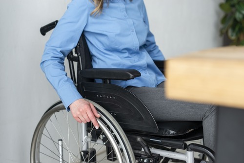 une femme dans un fauteuil roulant