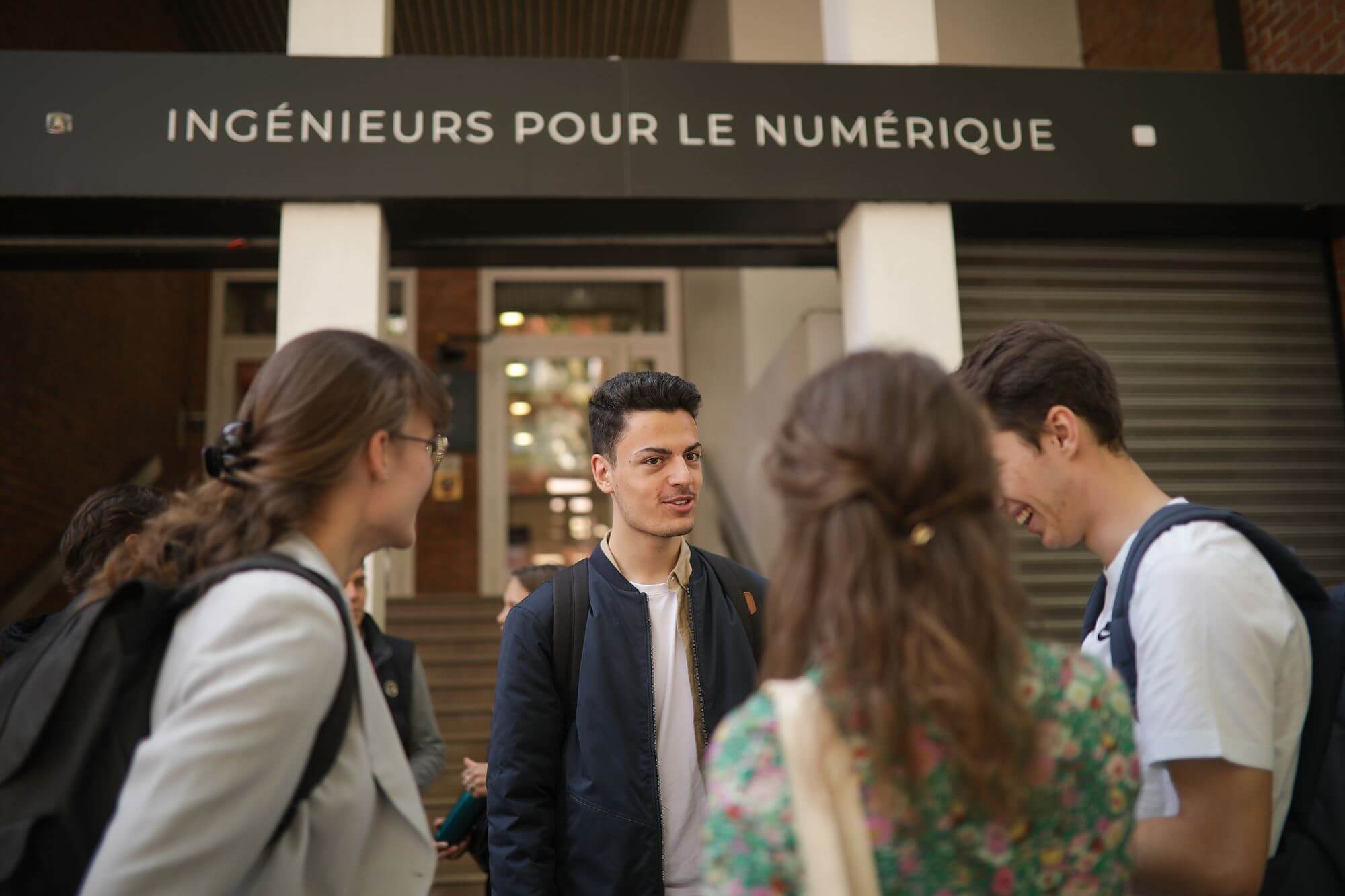 étudiant devant le bâtiment ISEN