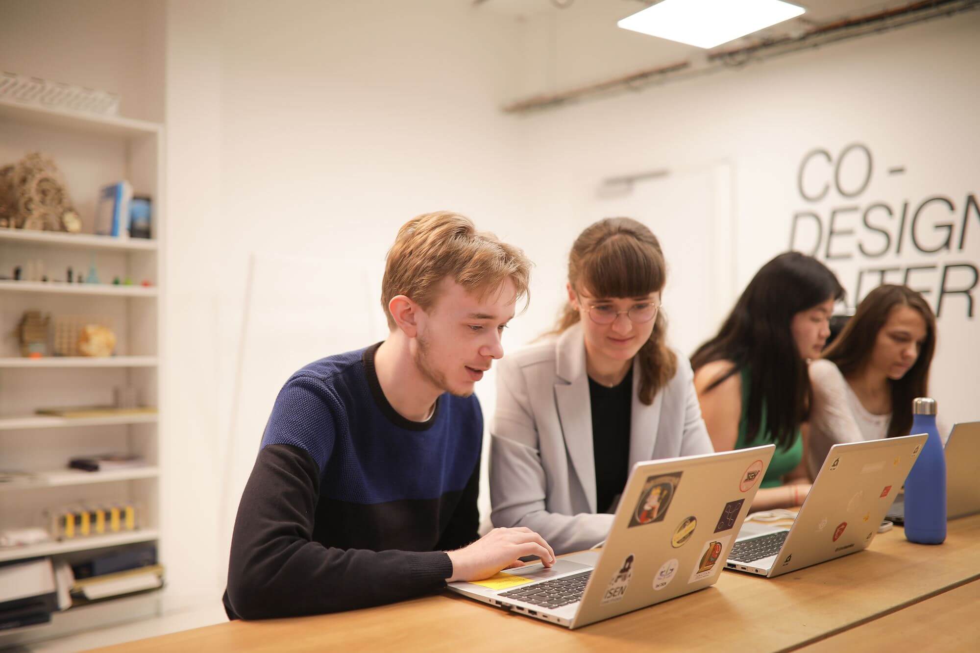 étudiants devant un ordinateur