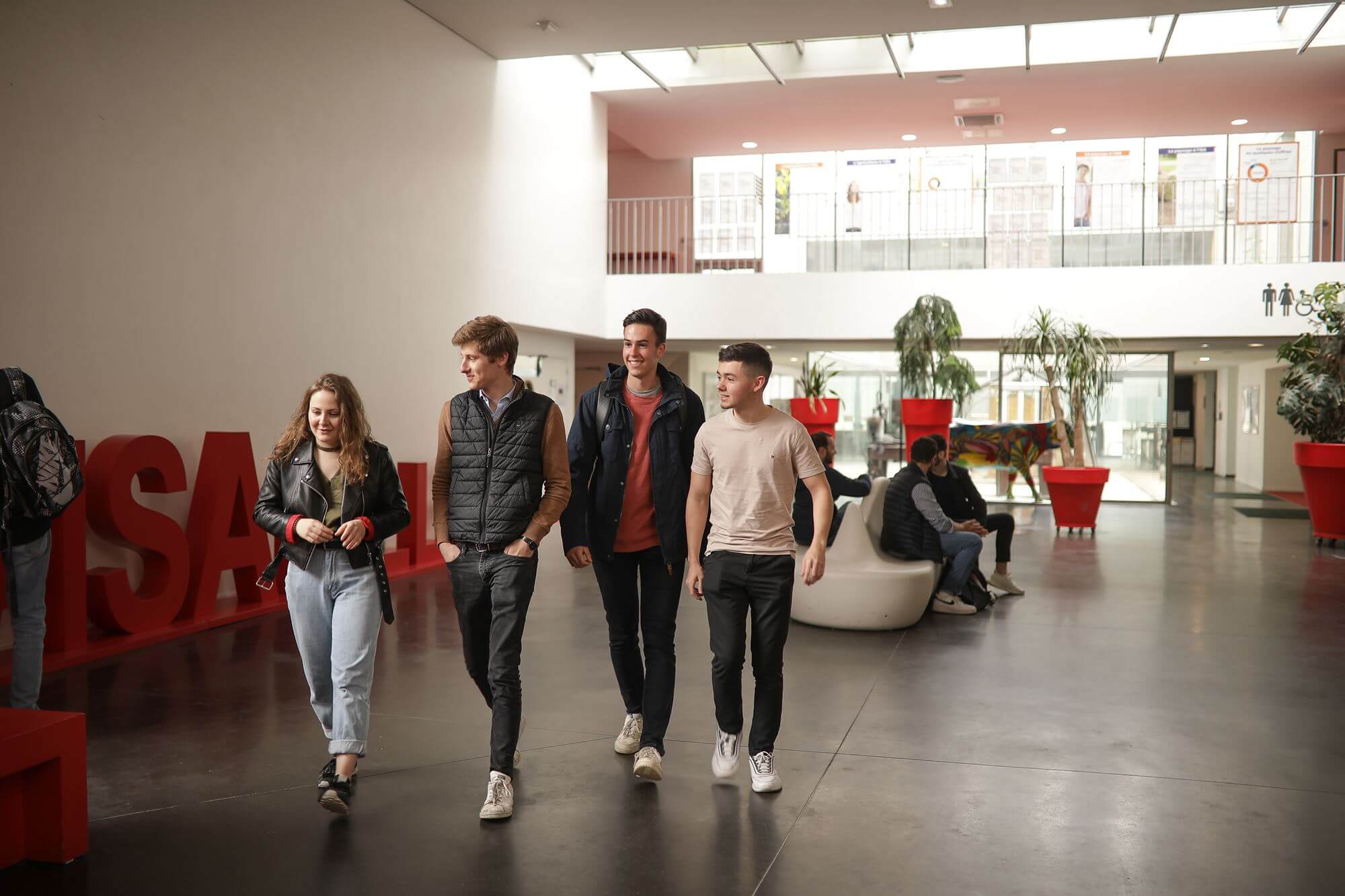 étudiants dans le hall