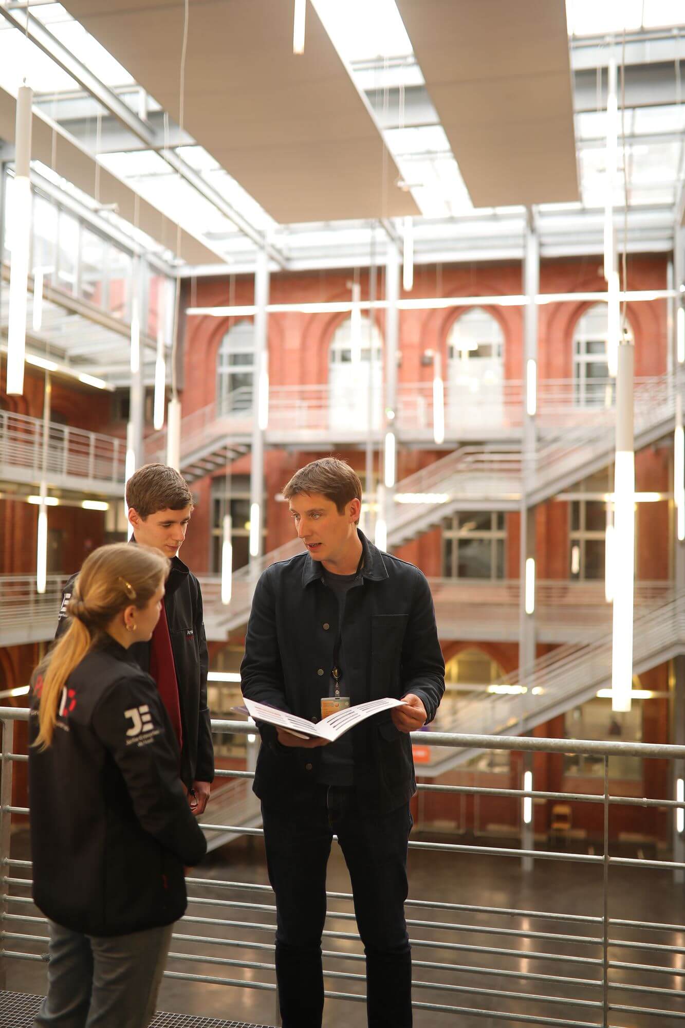 étudiants qui se renseignent