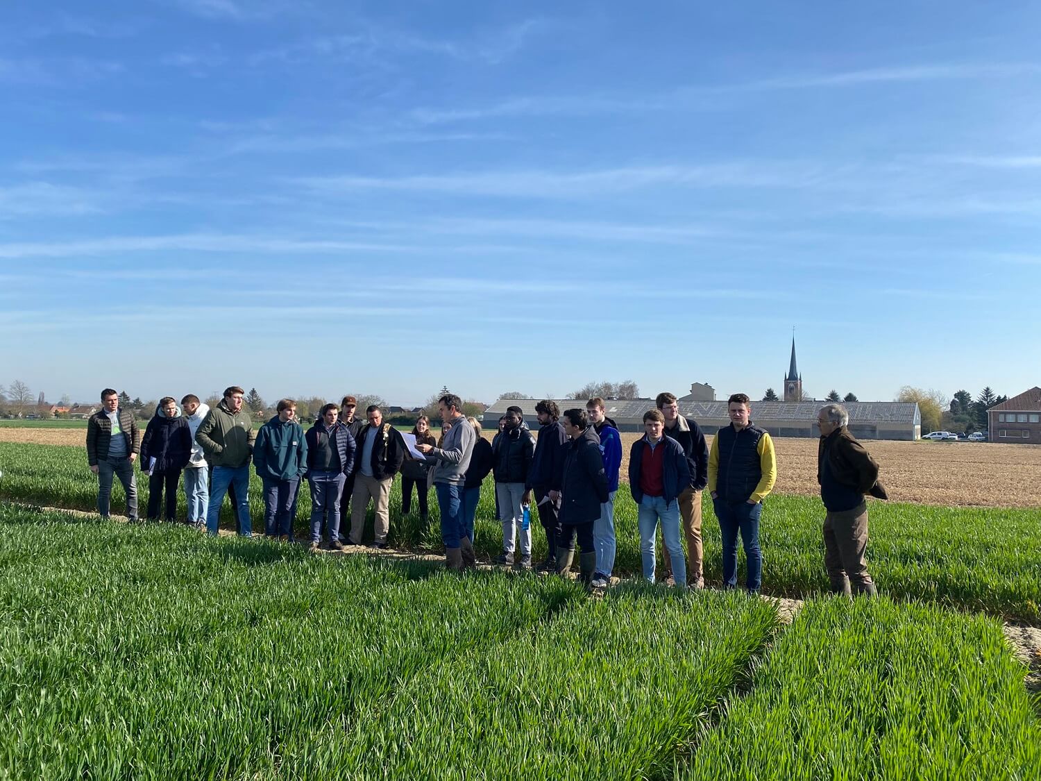 étudiants en visite d'une exploitation agricole