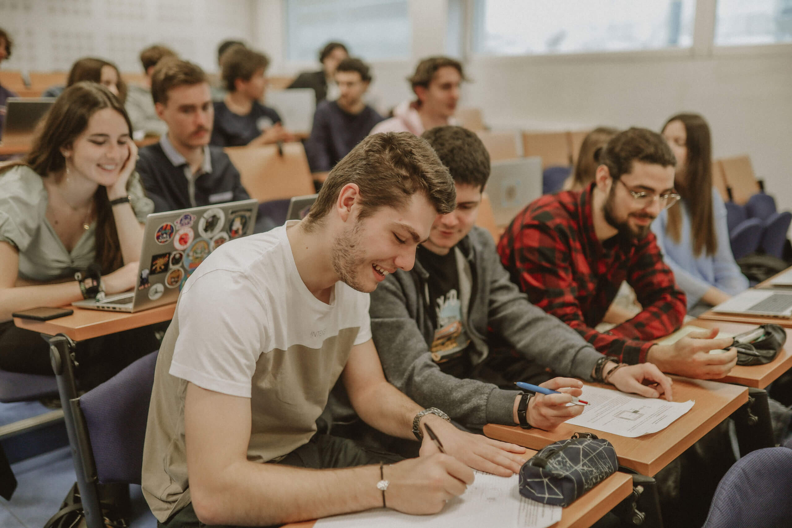 Etudiants travaillant dans un amphi