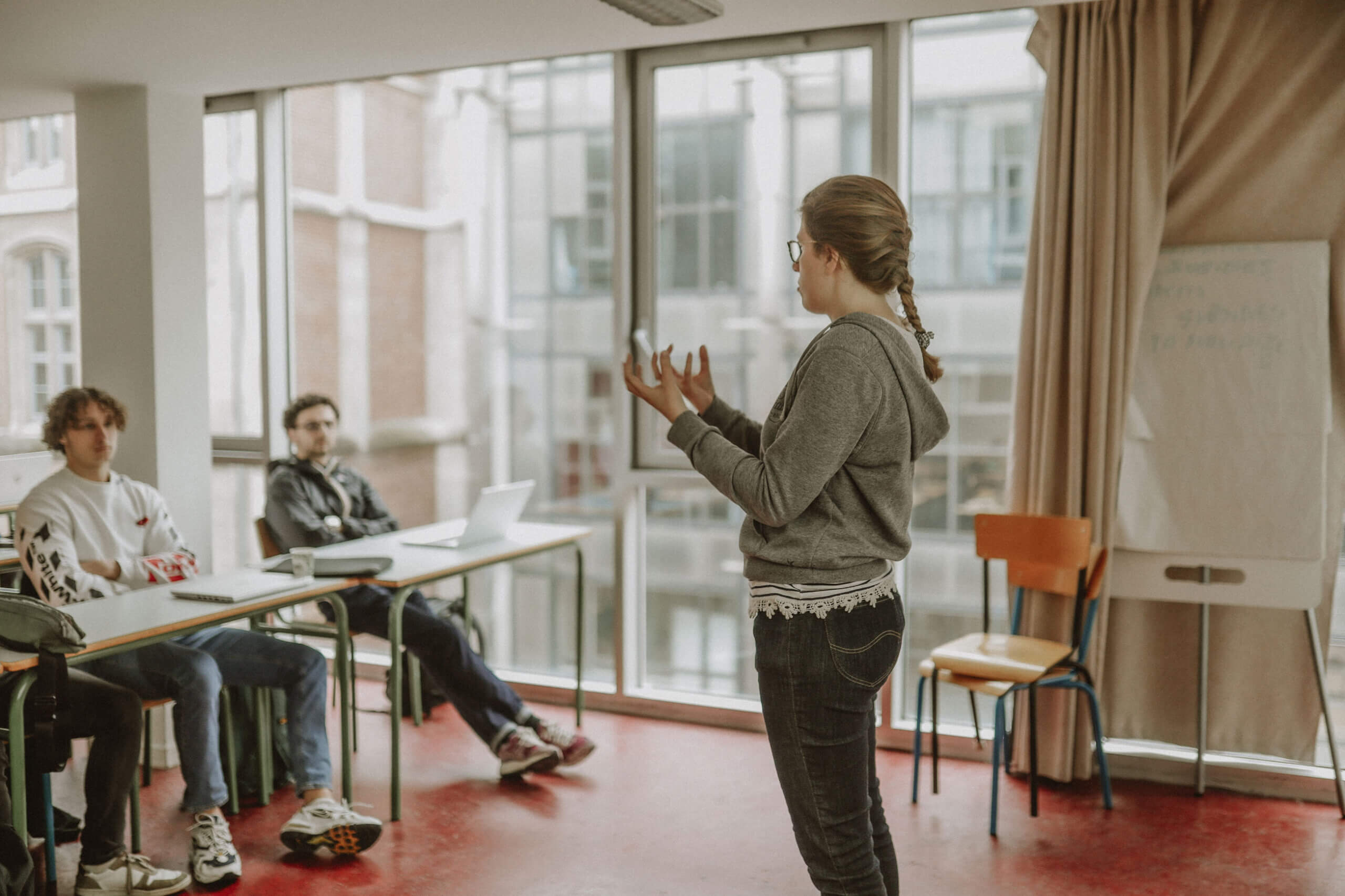 prof avec étudiants