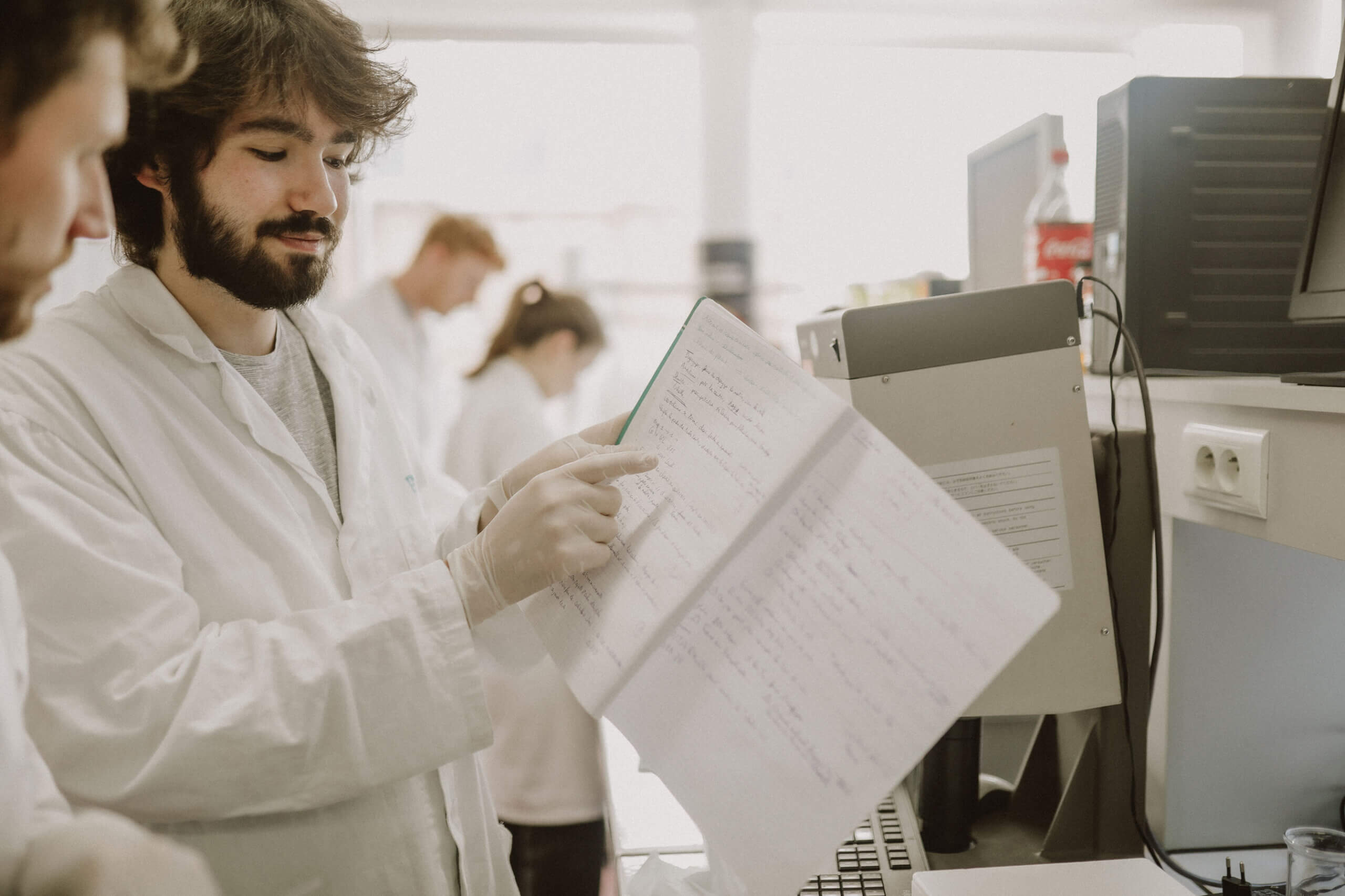 étudiants en TP à HEI