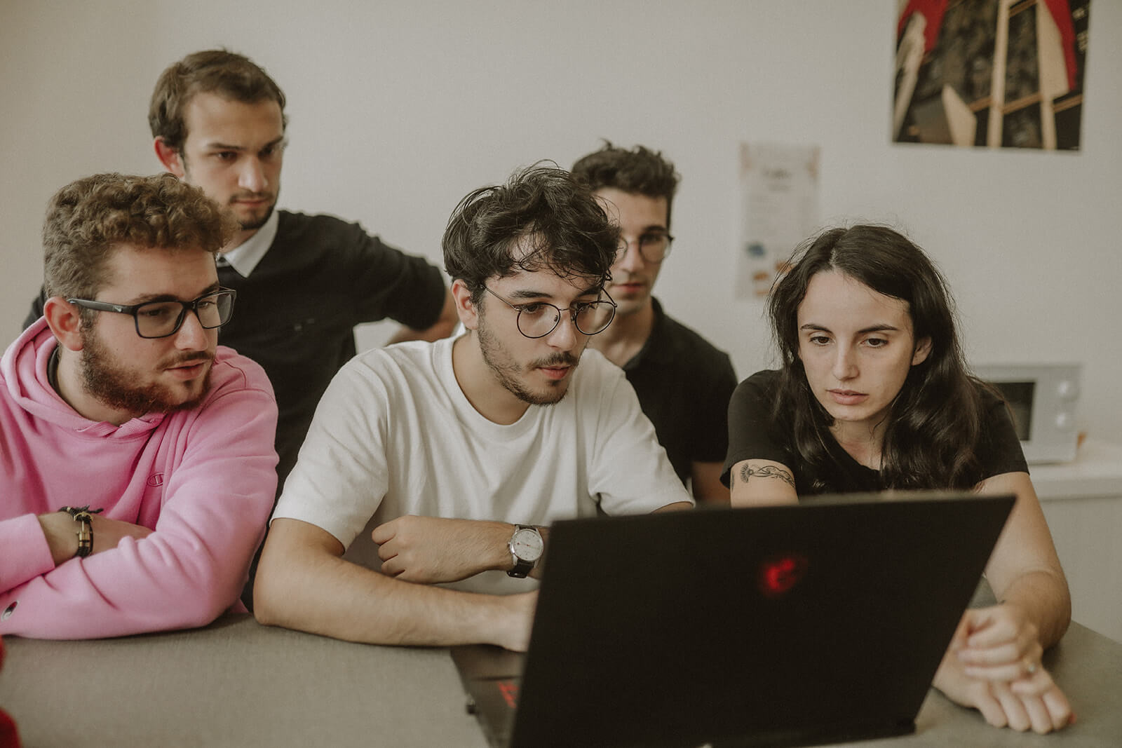 étudiants devant un ordinateur