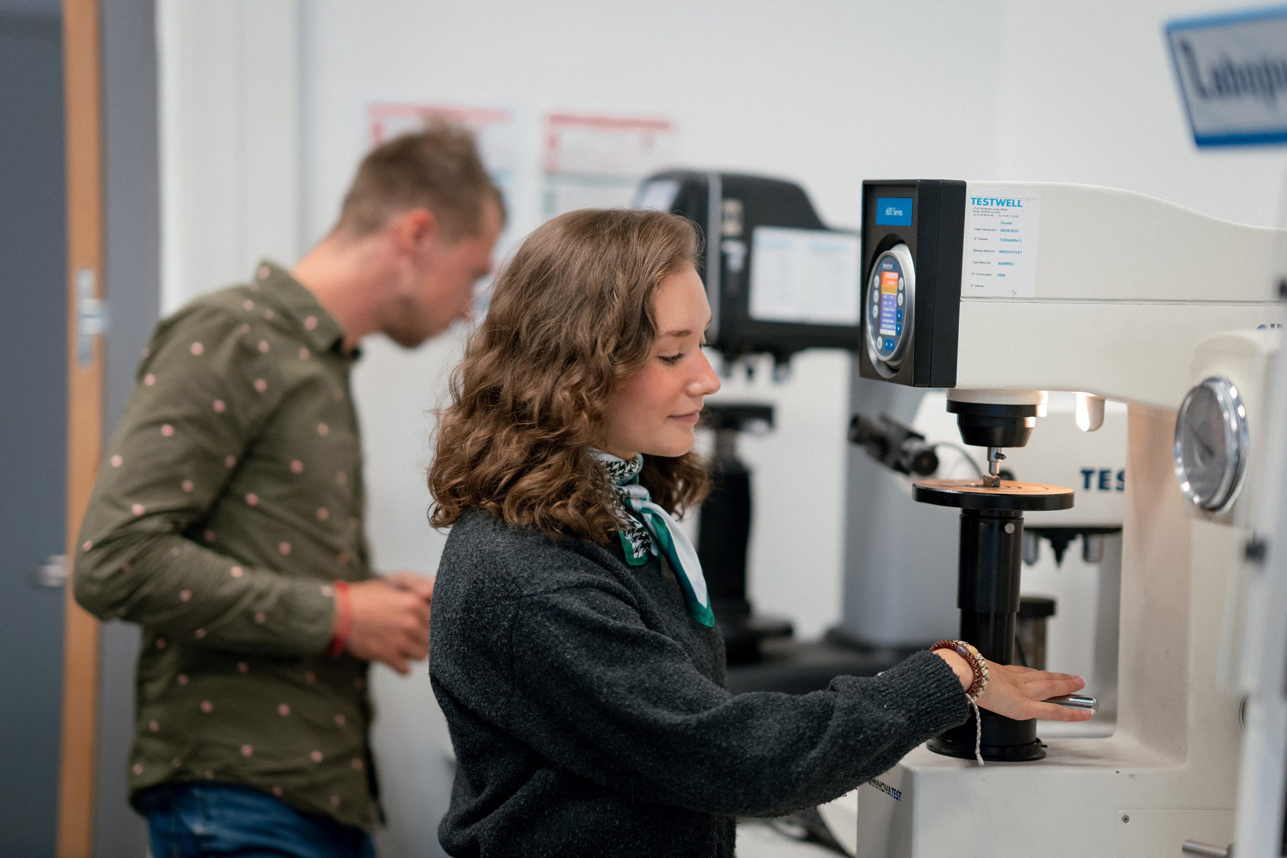 Etudiants en train d'utiliser les machines du fablab