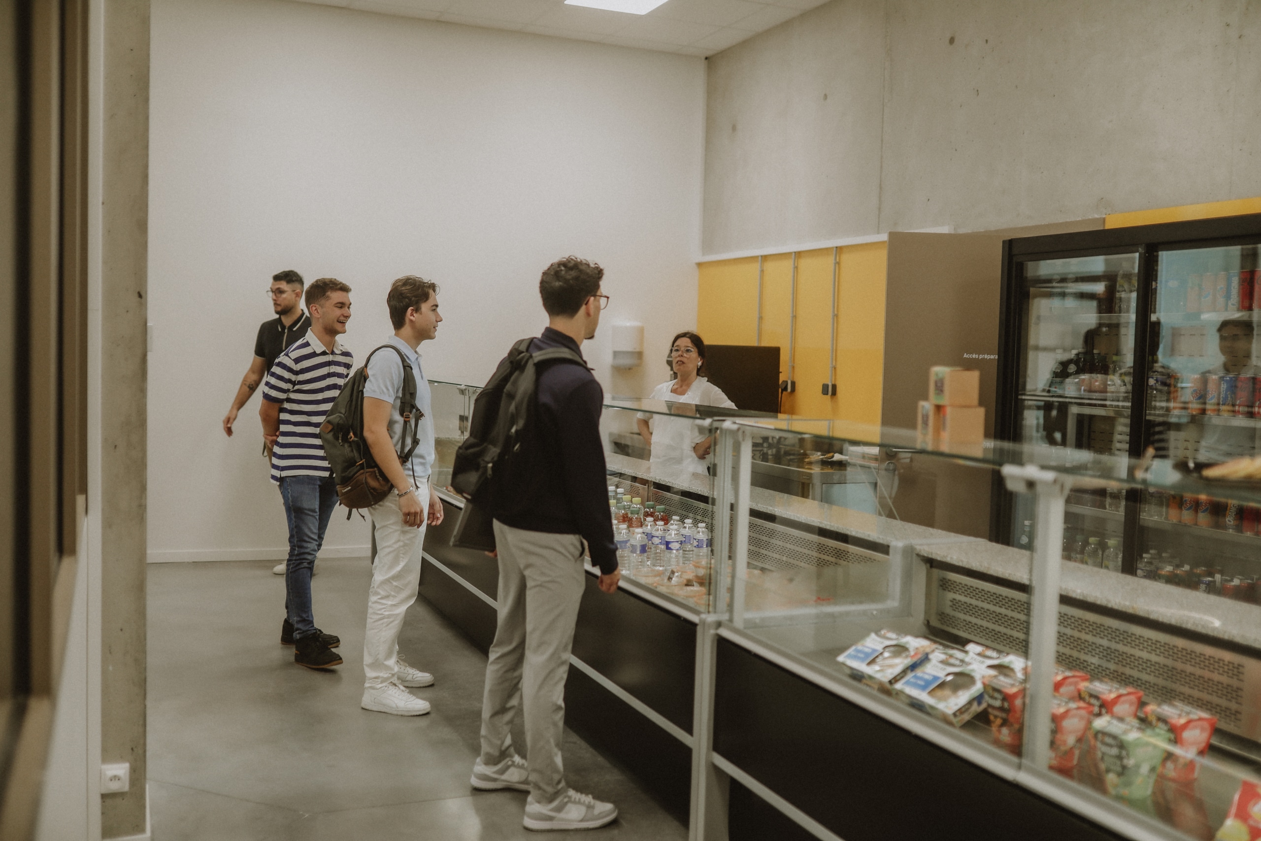 Des étudiants achètent à manger au campus de Bordeaux
