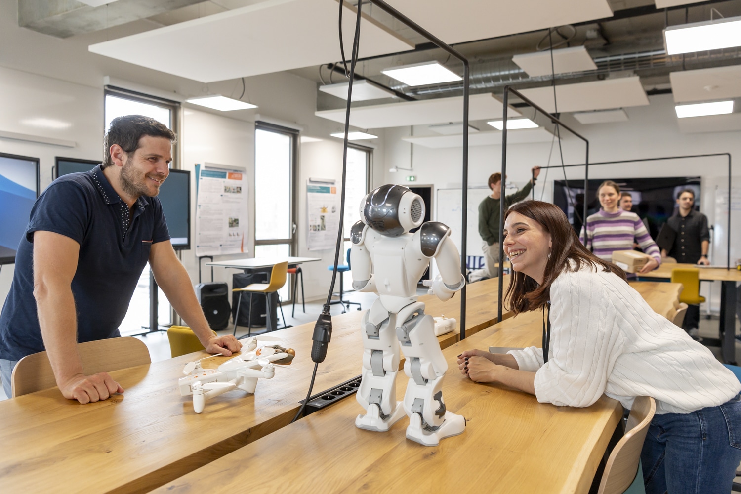 Deux collaborateurs testent un robot