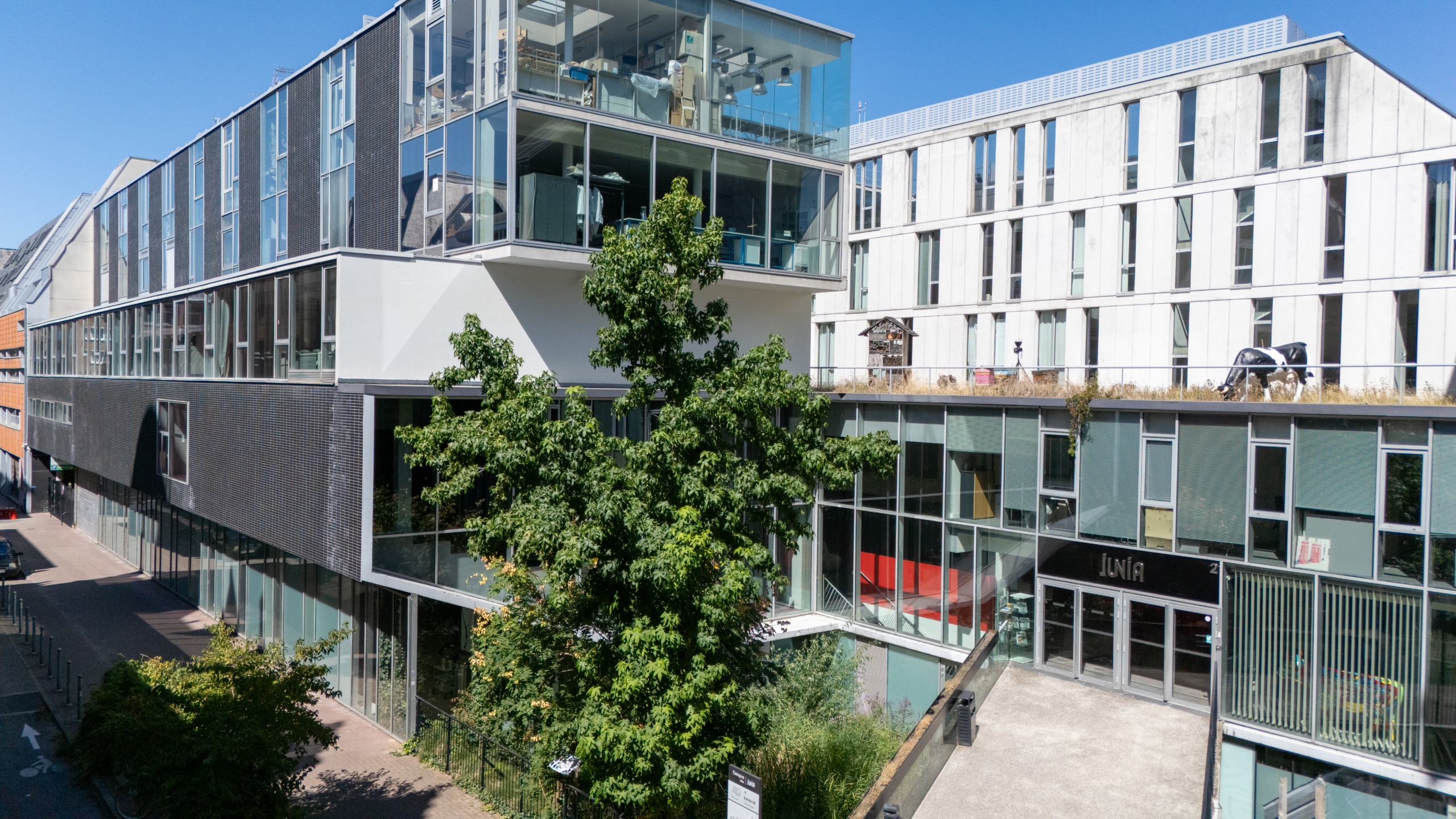 Le bâtiment ALG vu de l'extérieur, avec des arbres