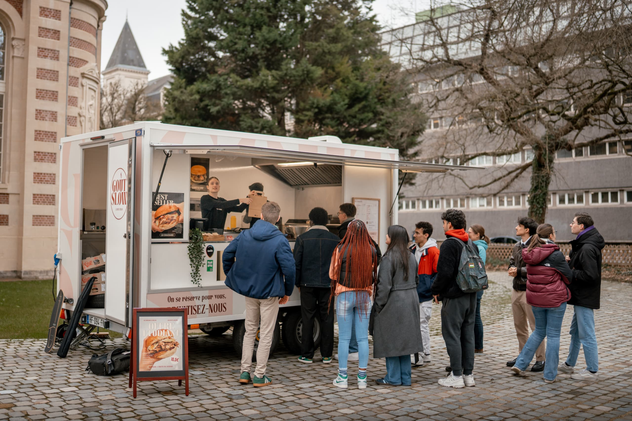 Des étudiants font la queue devant un foodtruck