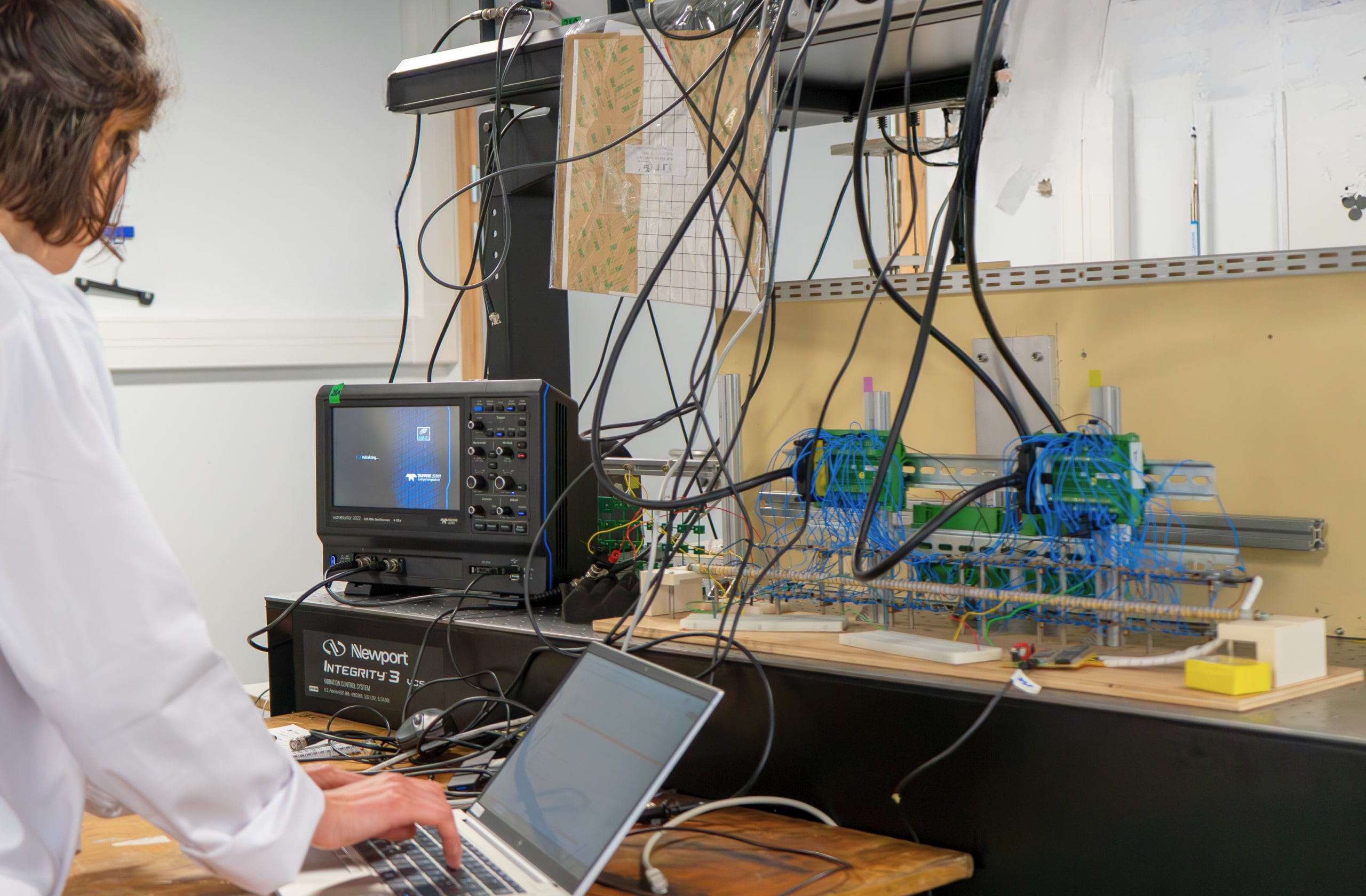 Une enseignante-chercheuse travaille sur un projet de recherche