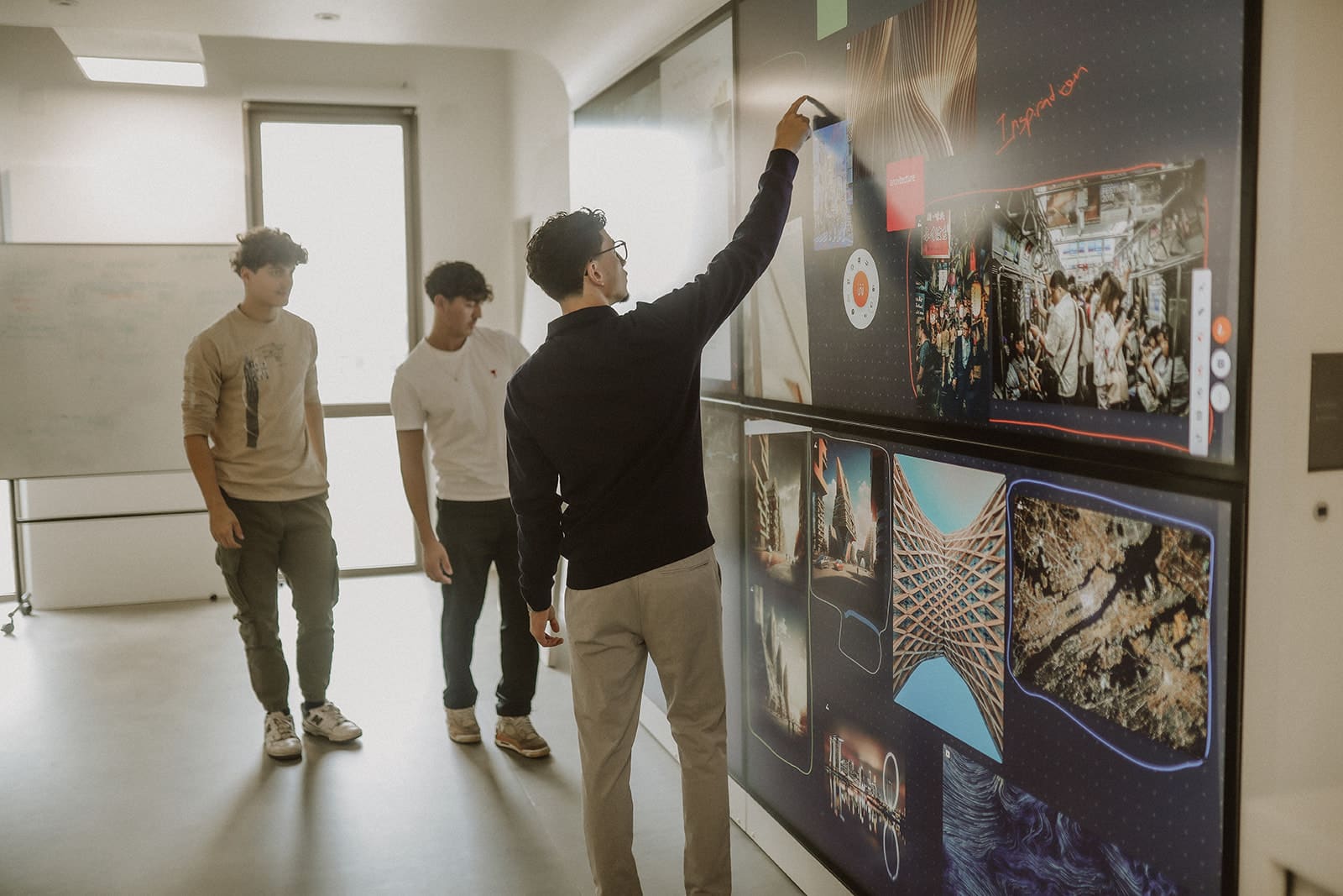 Students using connected screens on the Bordeaux campus