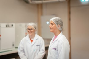 deux etudiantes en labo