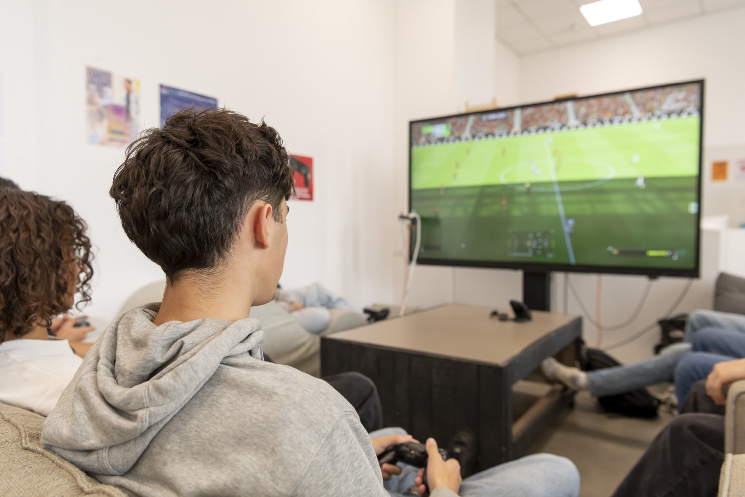 Des étudiants dans le foyer jouent aux jeux vidéo
