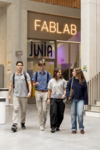 Des étudiants marchent et sortent du fablab