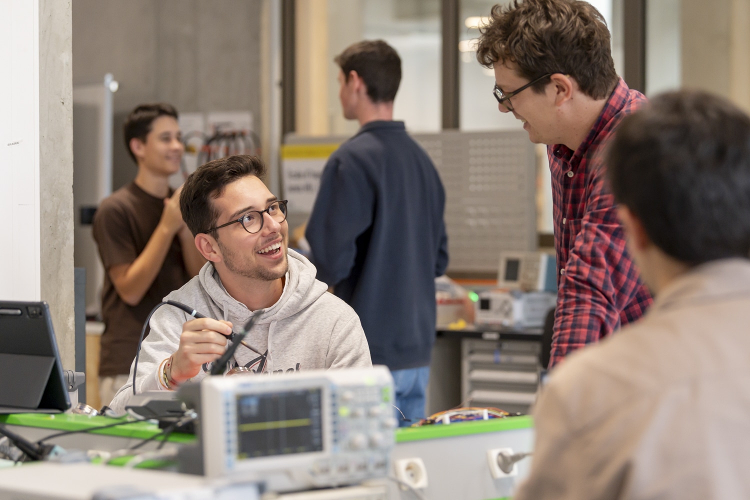 Des étudiants qui font des manipulations dans le fablab