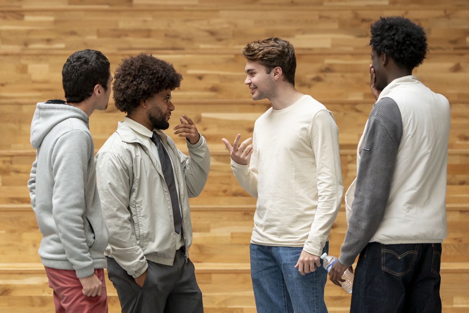 Quatre étudiants qui discutent