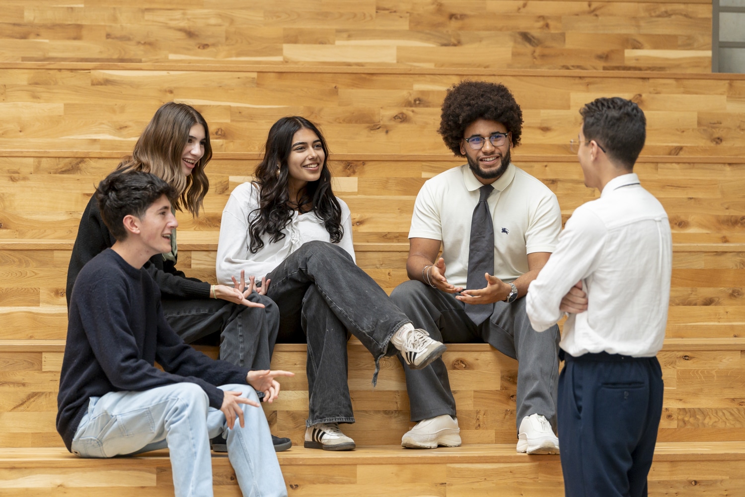 Des étudiants assis sur les marches d'un escalier