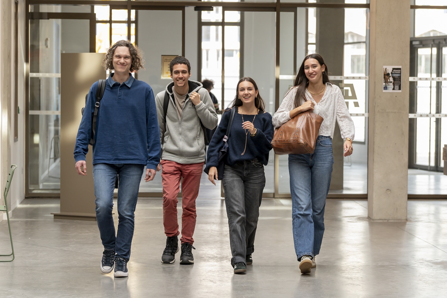 Quatre étudiants qui avancent dans le hall