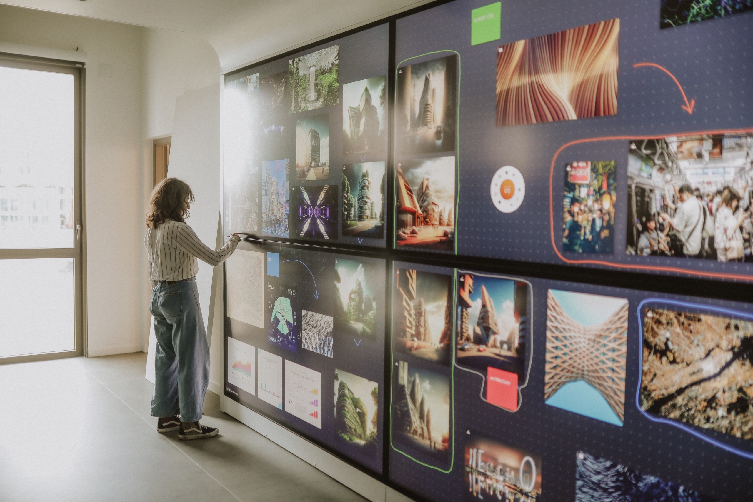 Une étudiante travaille sur l'écran tactile de la salle immersive du campus de Bordeaux