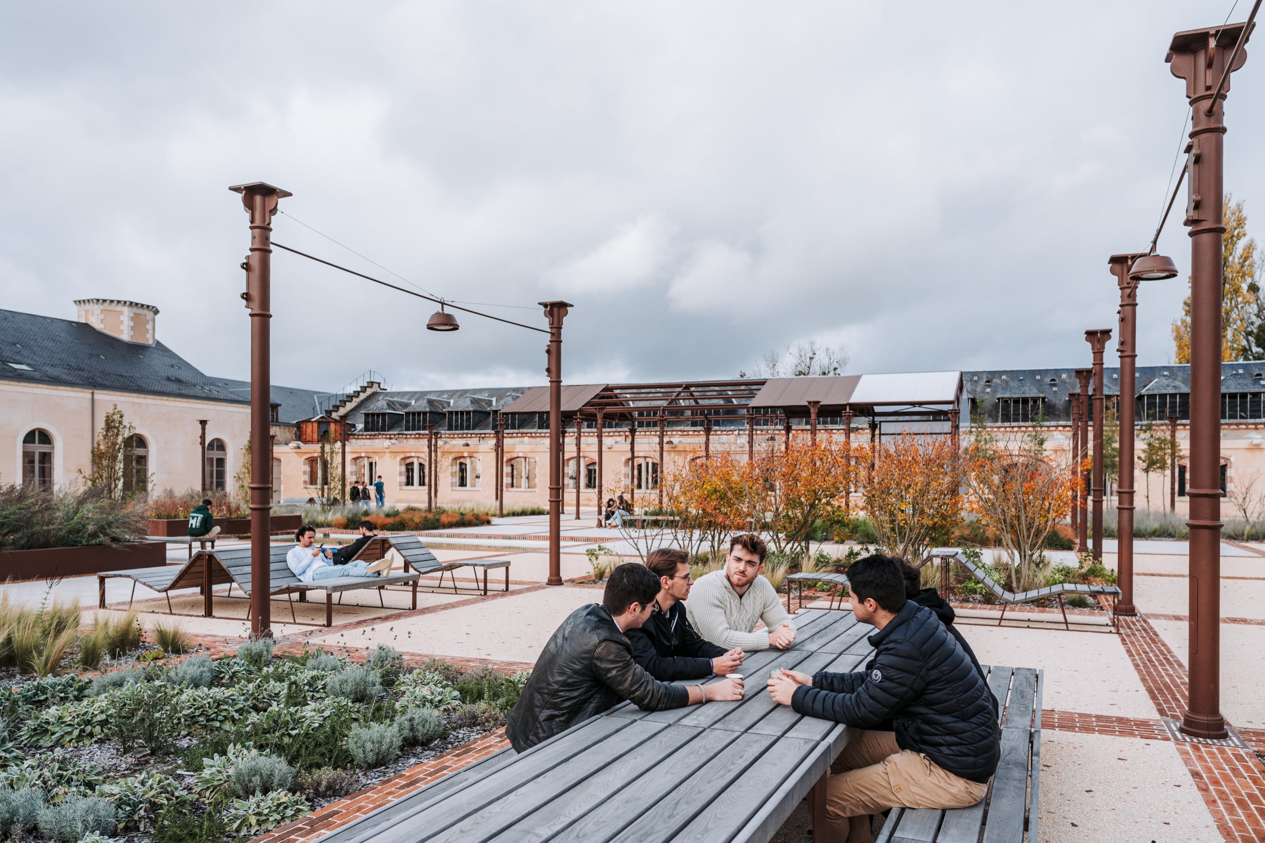 Des étudiants sur une table à l'extérieur du campus