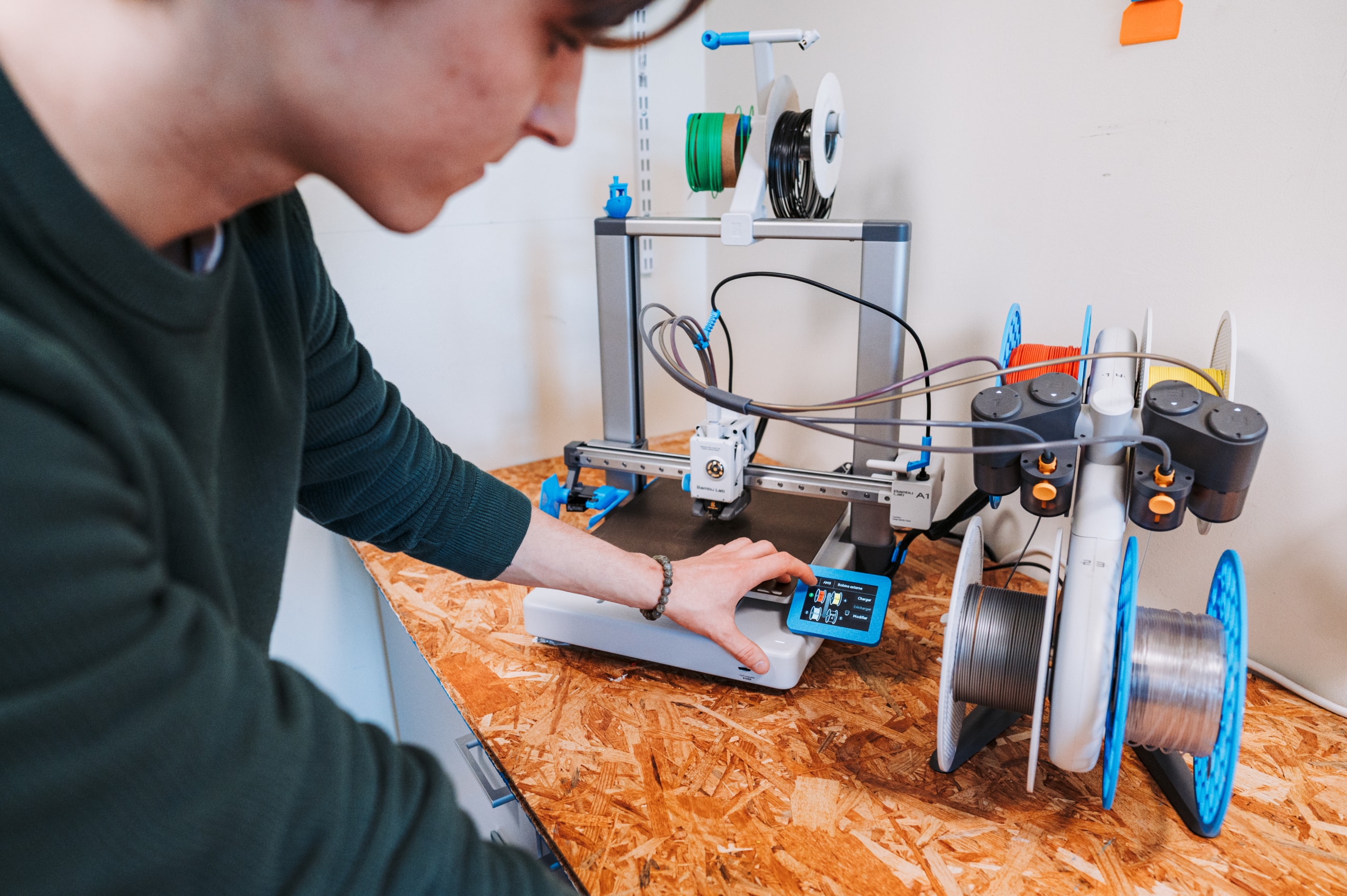 Un étudiant touche un écran d'une machine