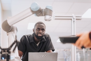 Un étudiant observe une machine