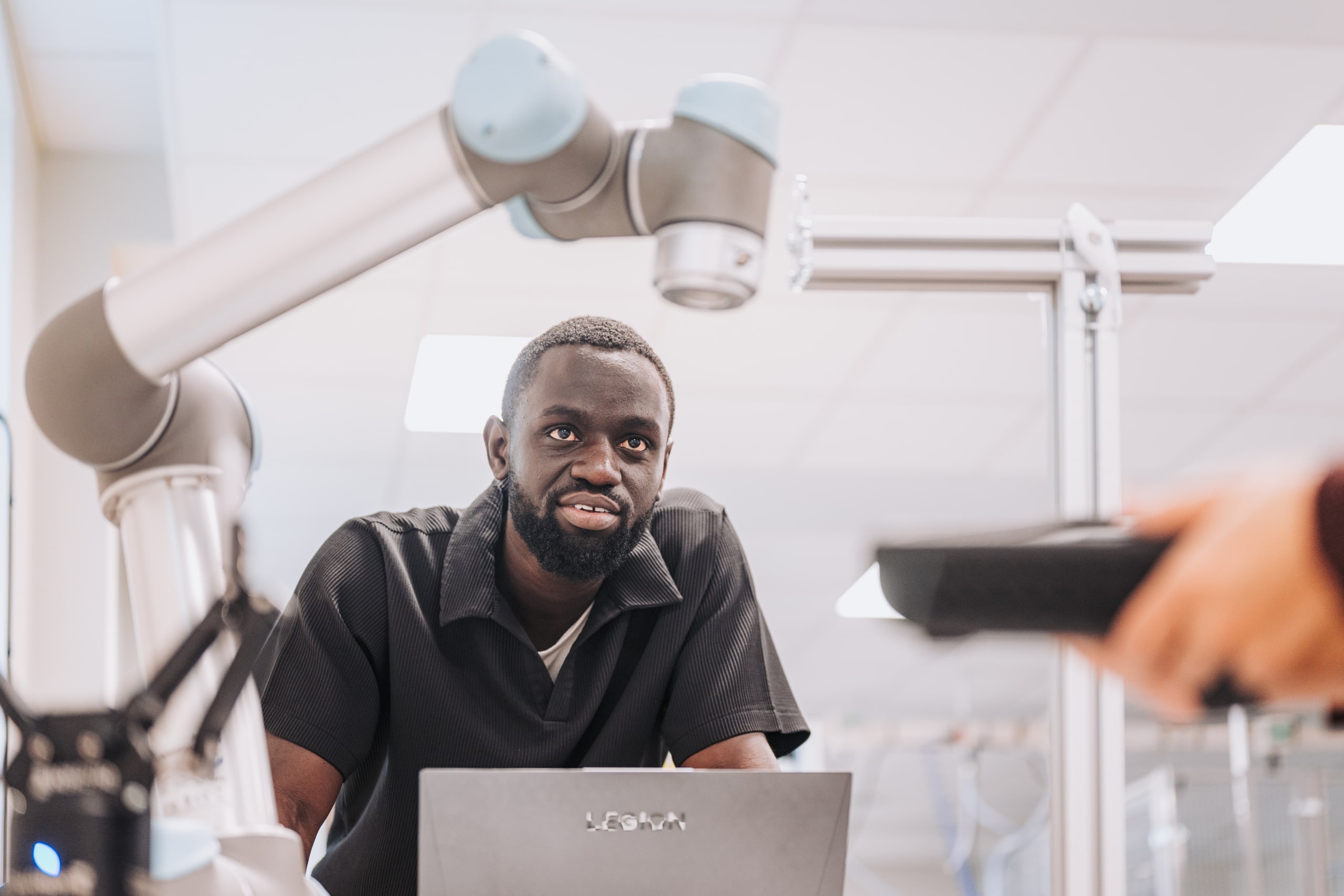 Un étudiant observe une machine