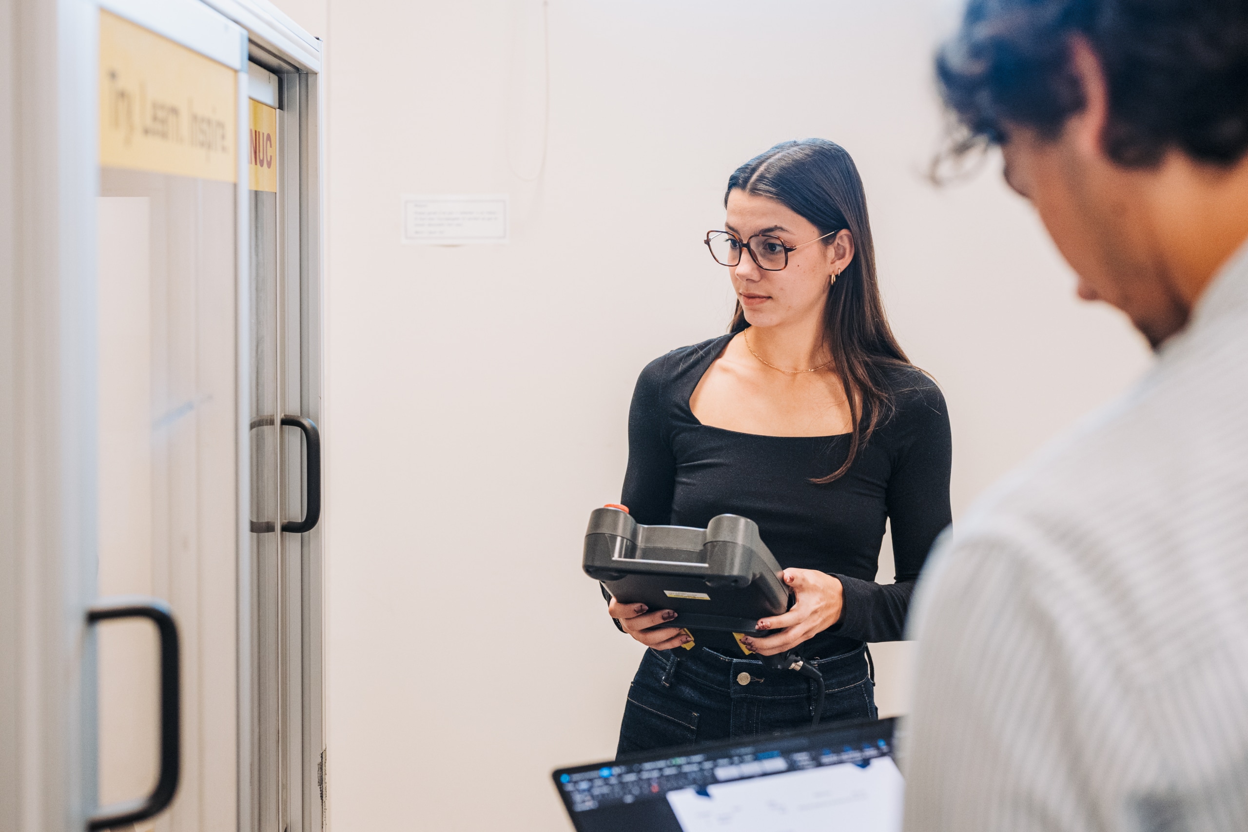 Une étudiante tient une télécommande dans ses mains