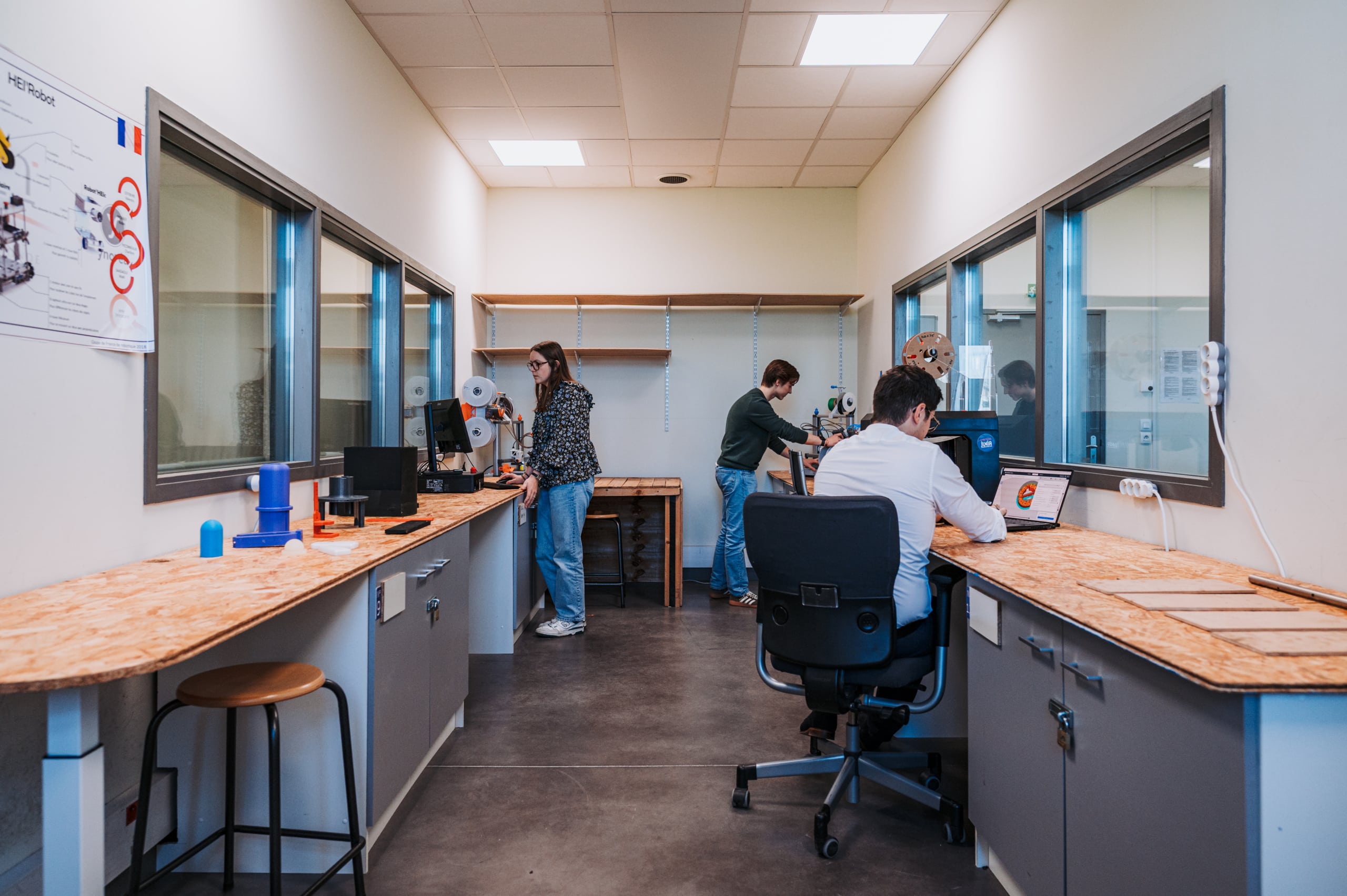 Des étudiants travaillent dans le fablab