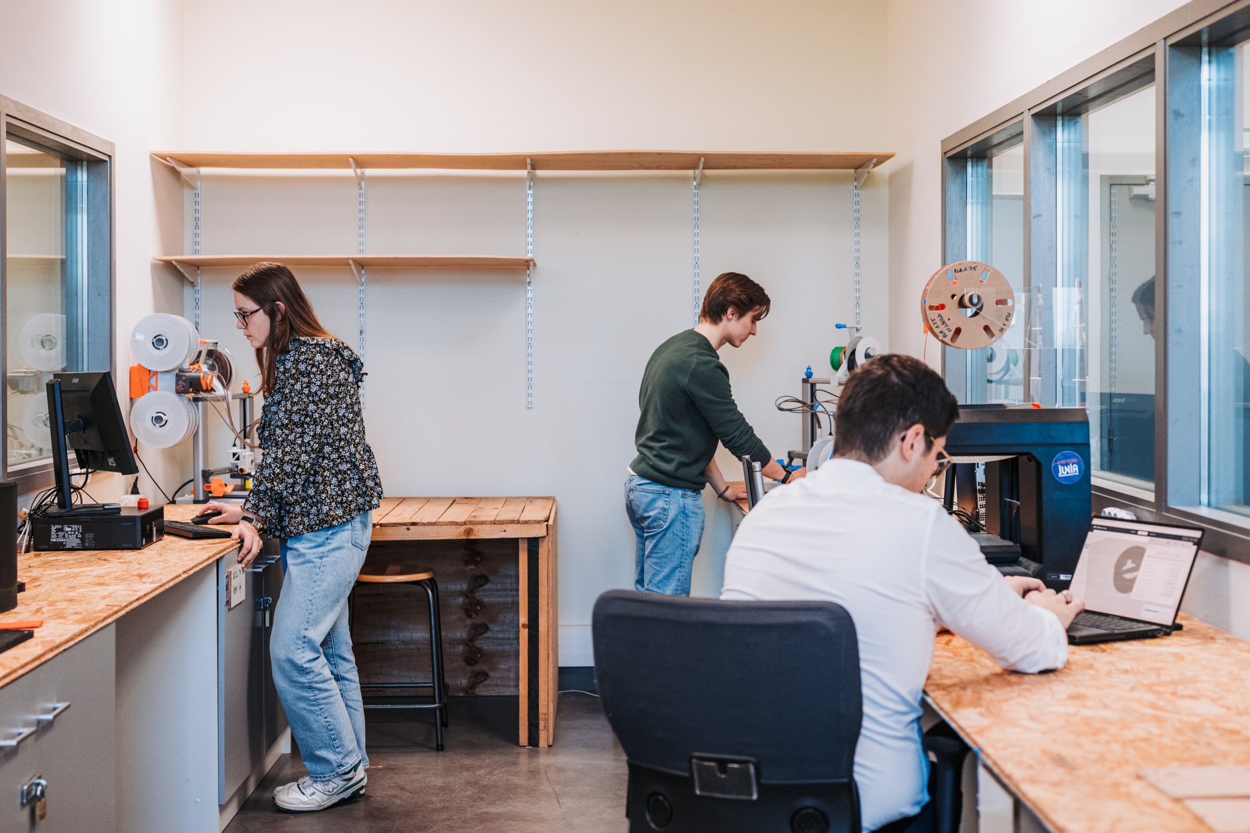 Des étudiants travaillent dans le fablab