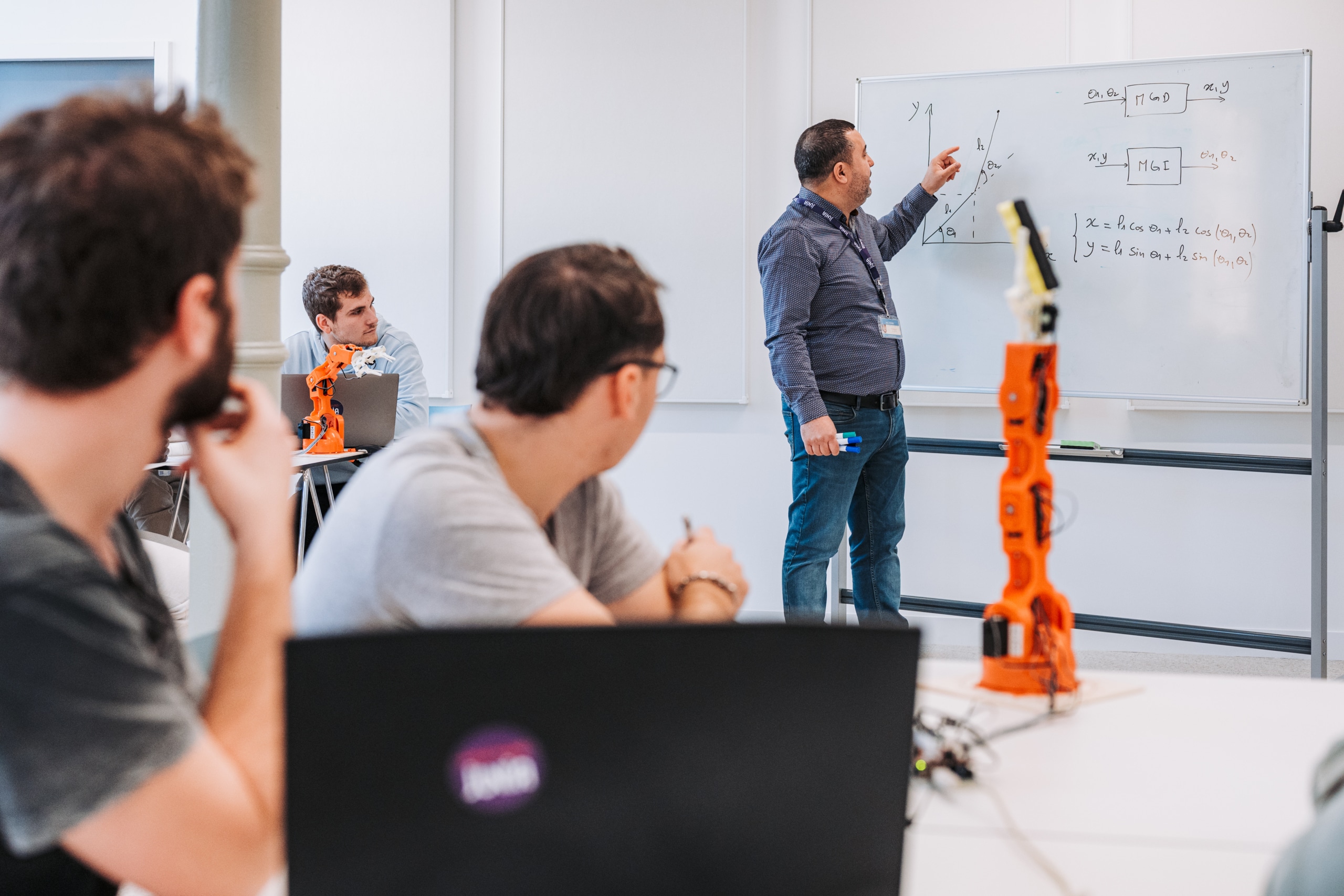 Un professeur donne un cours