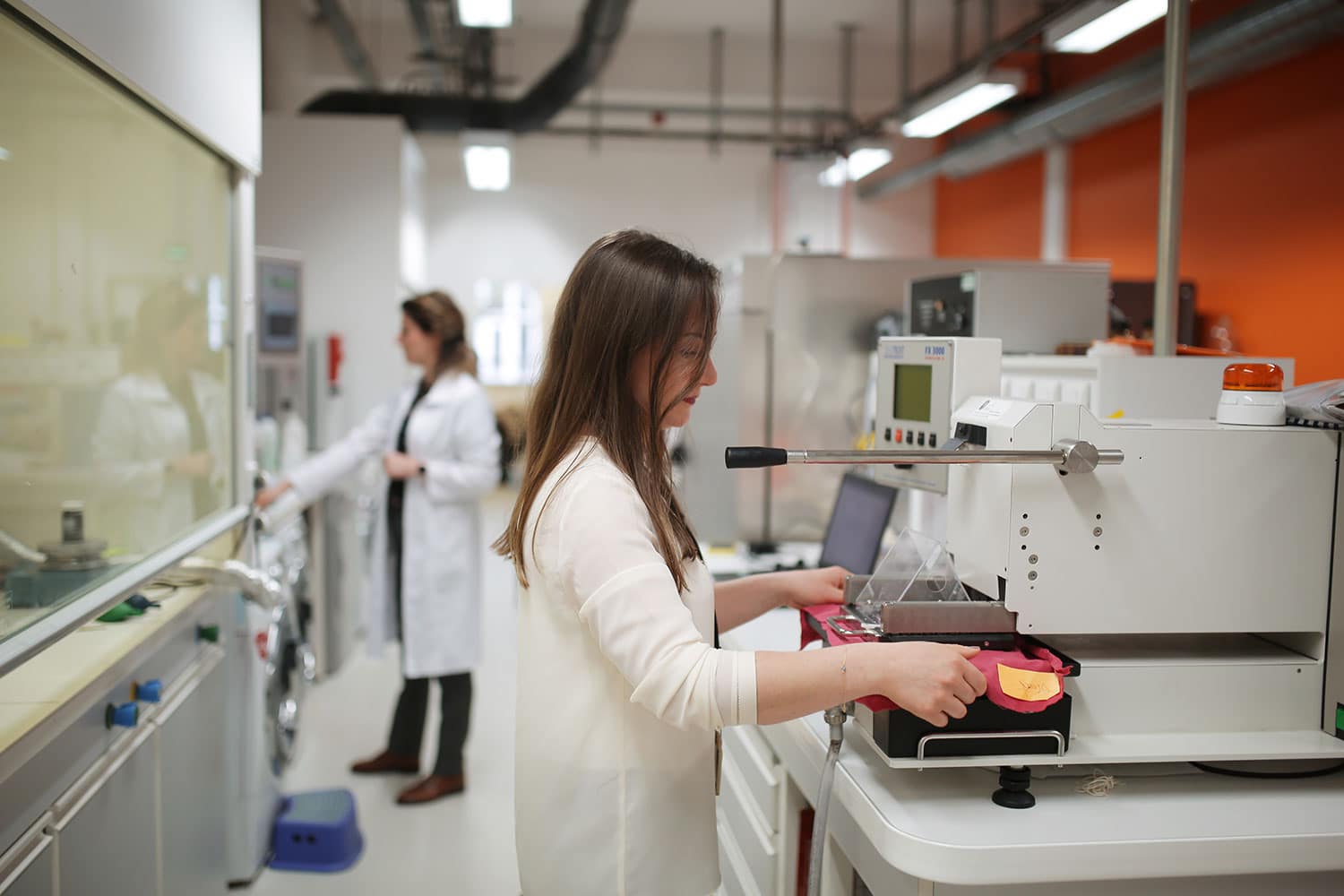 Des enseignants-chercheuses dans le labo textile