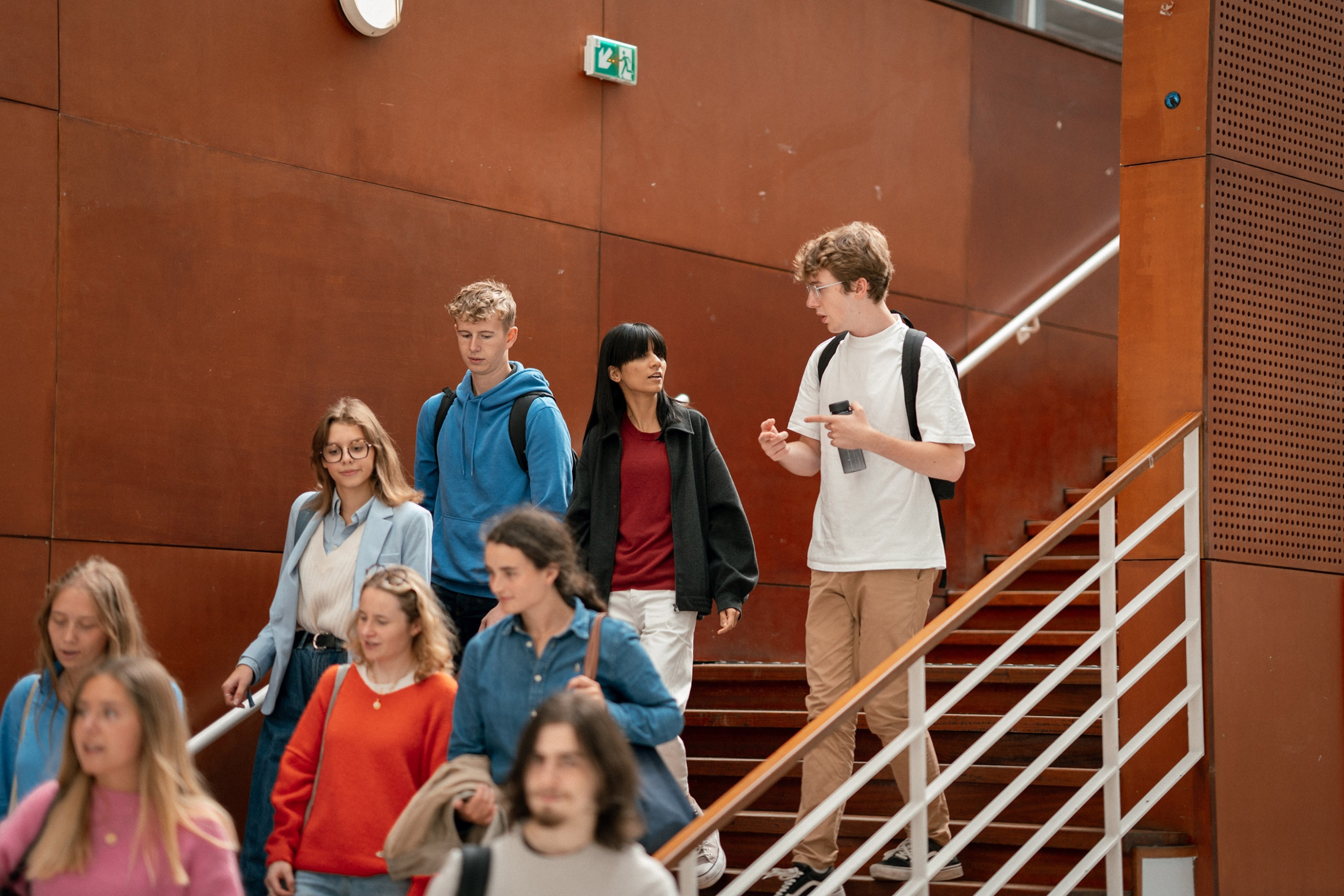 Des étudiants descendent les escaliers du bâtiment IC2