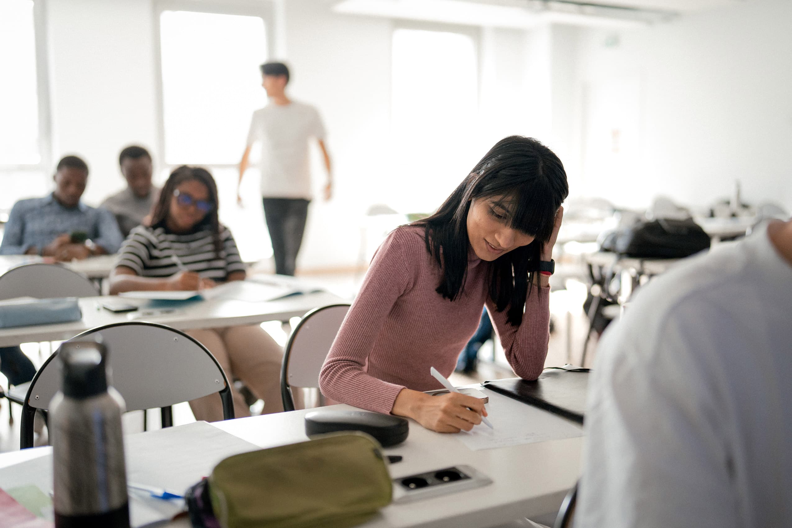 Une étudiante travaille sur un exercice