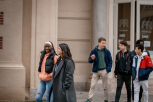 Des étudiants marchent à l'extérieur du Palais Rameau