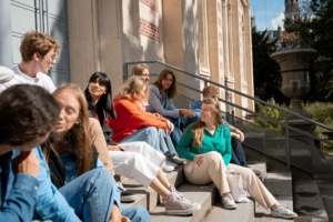 Des étudiants assis sur les escaliers