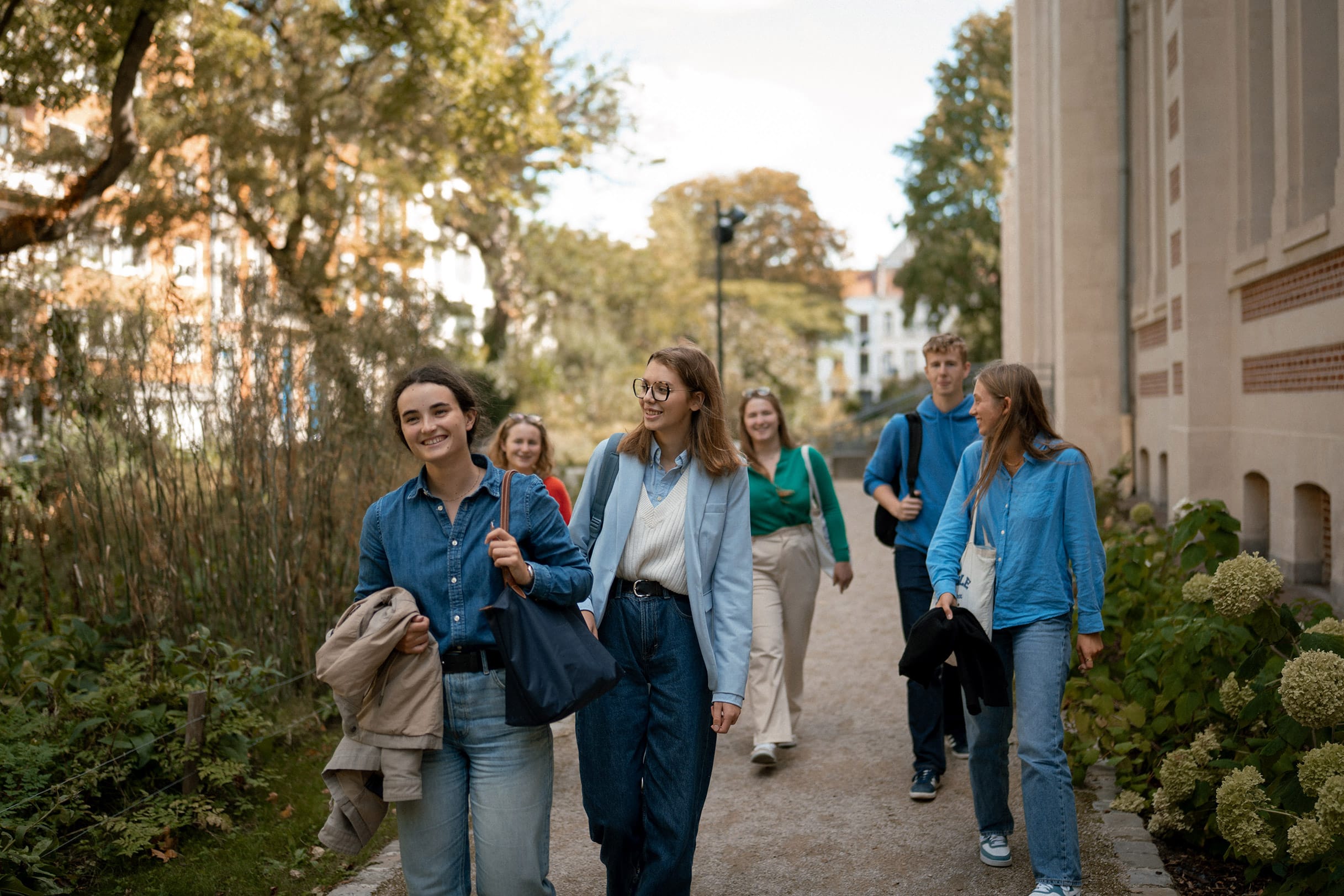 Un groupe d'étudiants qui marchent dans un jardin