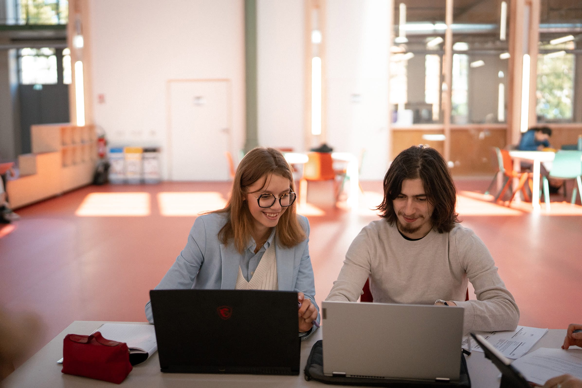 Deux étudiants sur des ordinateurs
