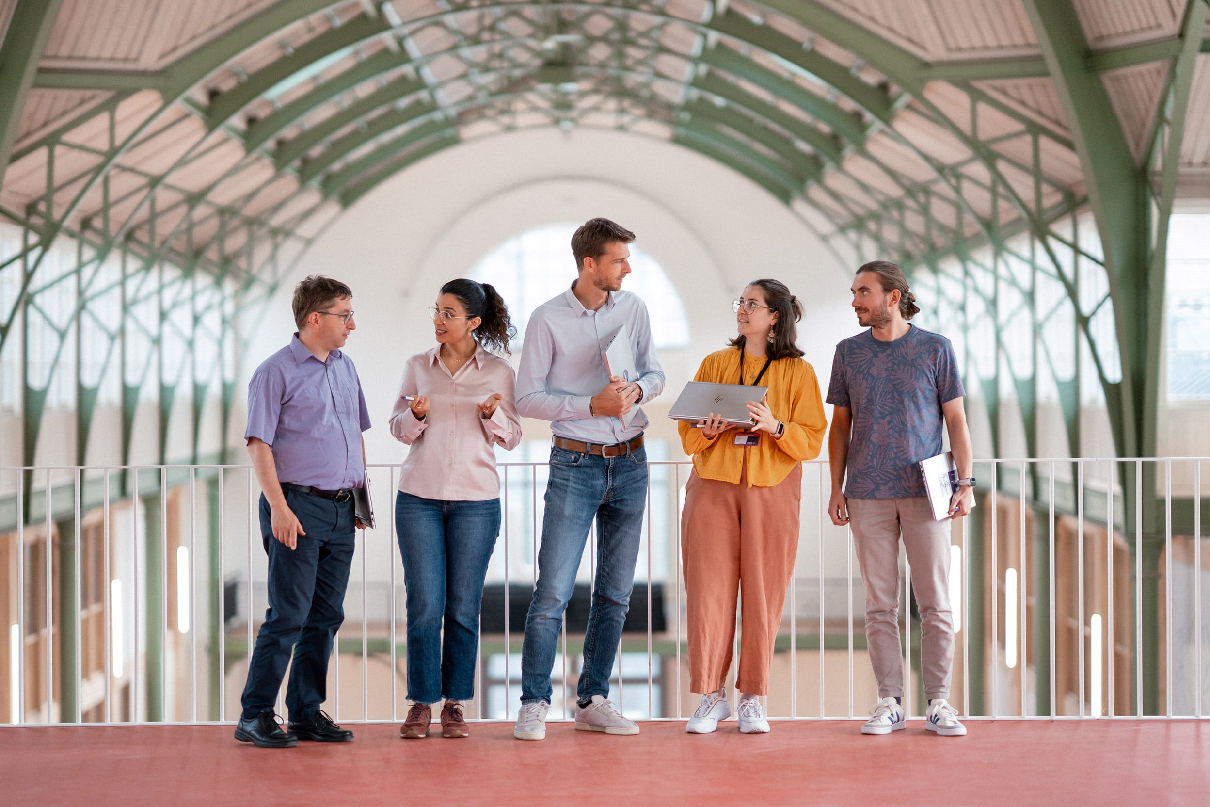 Cinq collaborateurs discutent au Palais Rameau