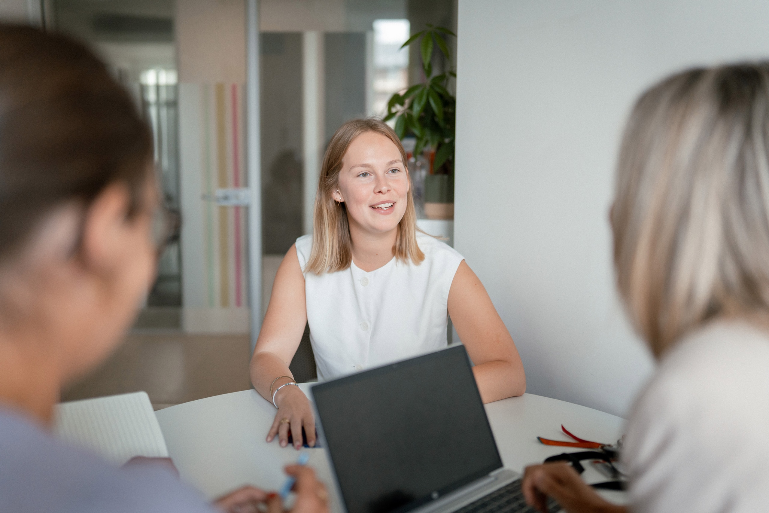 Une collaboratrice devant son ordinateur